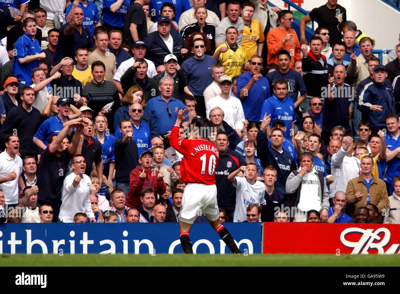 Il Ruud van Nistelrooy di Manchester United celebra il suo secondo obiettivo Davanti ai tifosi del Chelsea Foto Stock