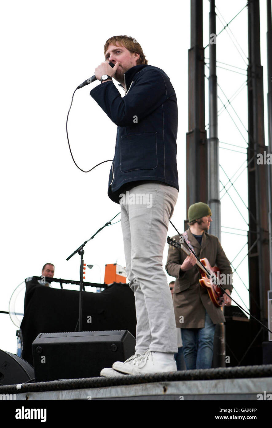 Ricky Wilson dei Kaiser Chiefs si esibisce sul palco mentre Vodafone TBA presenta i Kaiser Chiefs in concerto sulla passeggiata di Blackpool. Foto Stock