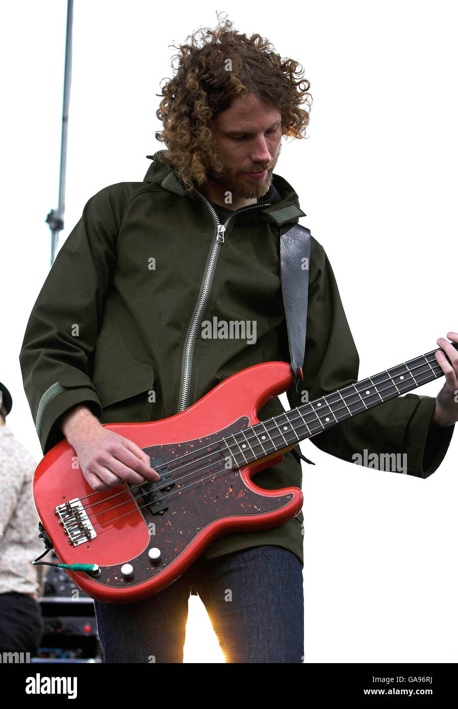 Simon Rix dei Kaiser Chiefs si esibisce sul palco mentre Vodafone TBA presenta i Kaiser Chiefs in concerto sulla passeggiata di Blackpool. Foto Stock