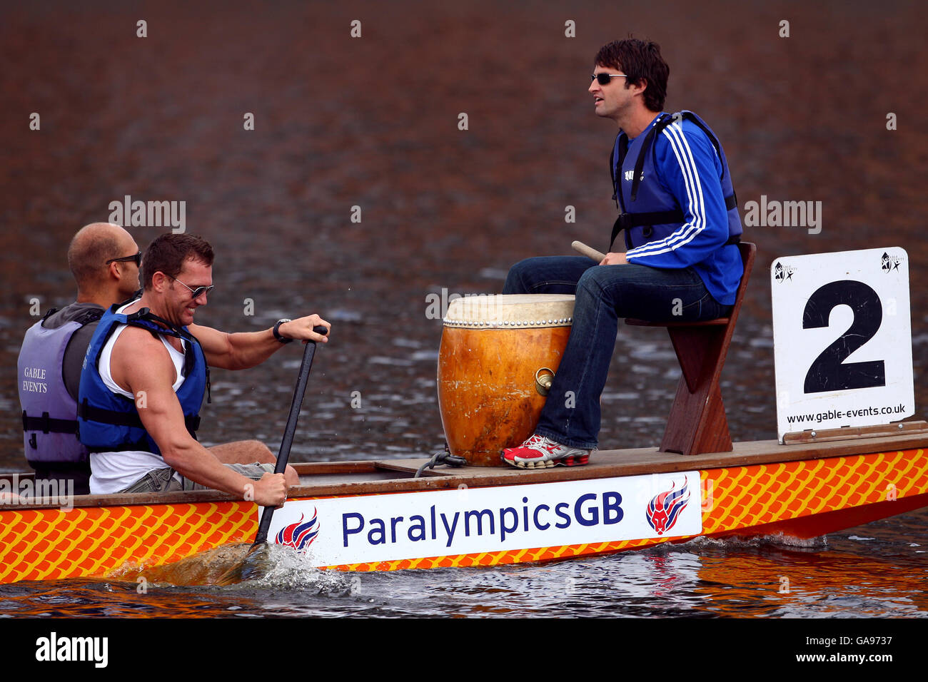 Giles Long funge da cox durante la gara di dragon boat per celebrare un anno per andare ai Giochi Paralimpici di Pechino e per contribuire a raccogliere fondi per il BPA. Foto Stock