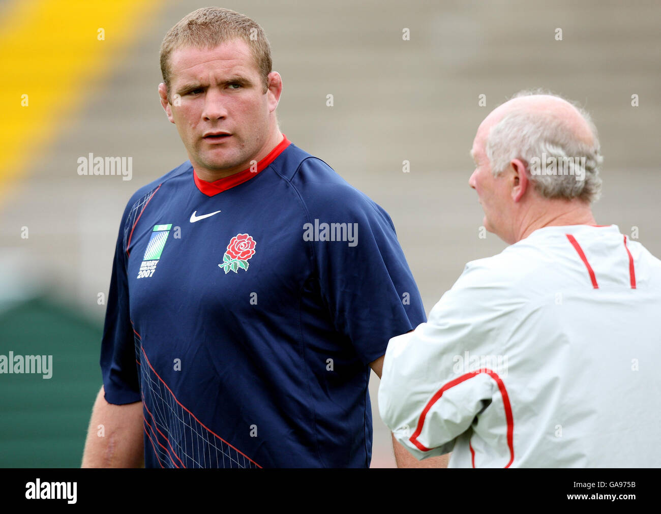 Phil Vickery chats con l'allenatore Brian Ashton durante la sessione di formazione in Inghilterra a Stade Montbaroun, Versailles, Francia, lunedì 10 2007 settembre. PA Foto: David Davies. Foto Stock