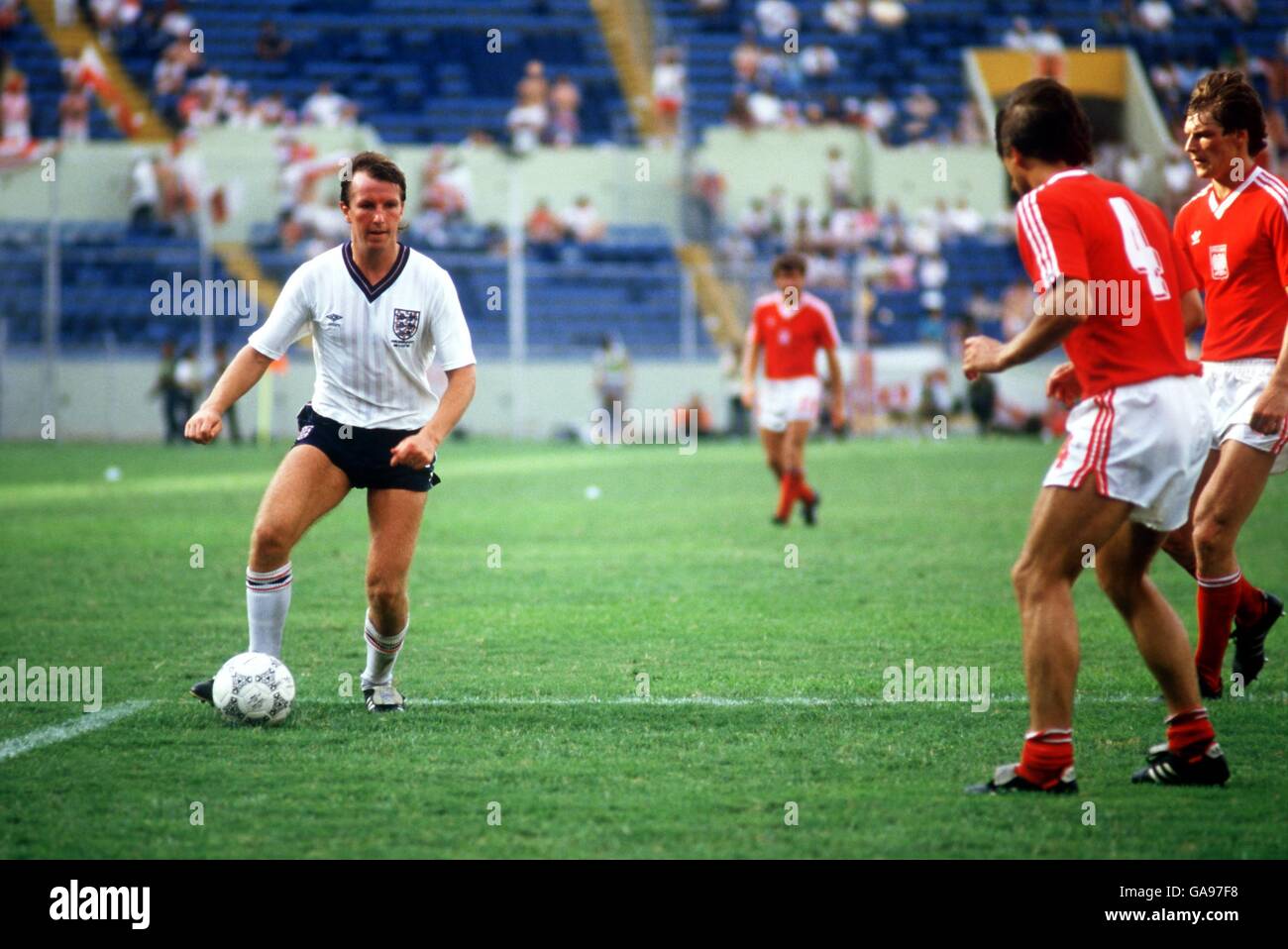 Calcio - Coppa del mondo Messico 86 - Gruppo F - Inghilterra / Polonia. Trevor Steven, in Inghilterra, si assume la difesa della Polonia Foto Stock