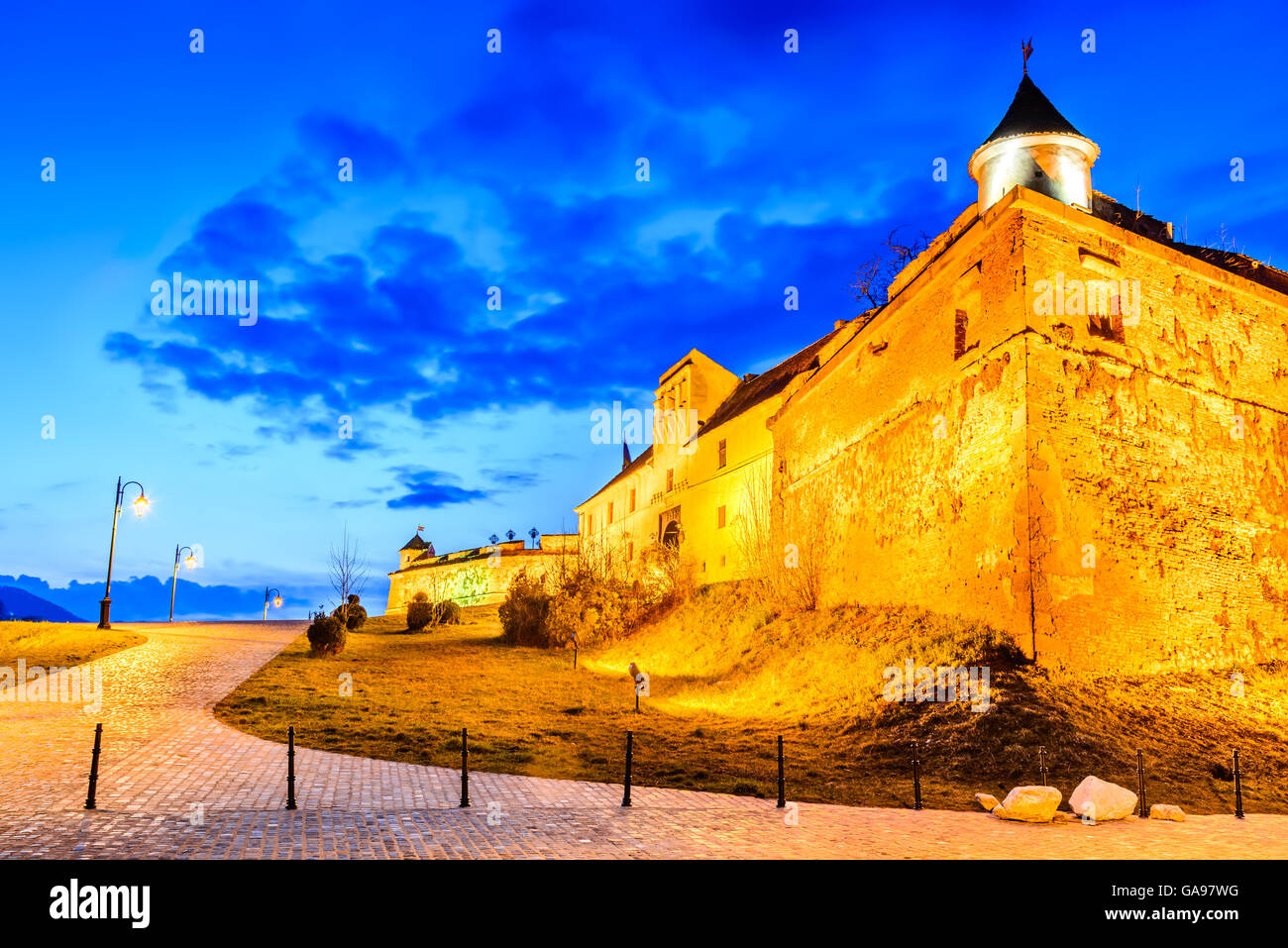 Brasov, Romania - crepuscolo stupefacente immagine HDR medievale con una fortezza collinare della Corona - La Cittadella, Transilvania Foto Stock