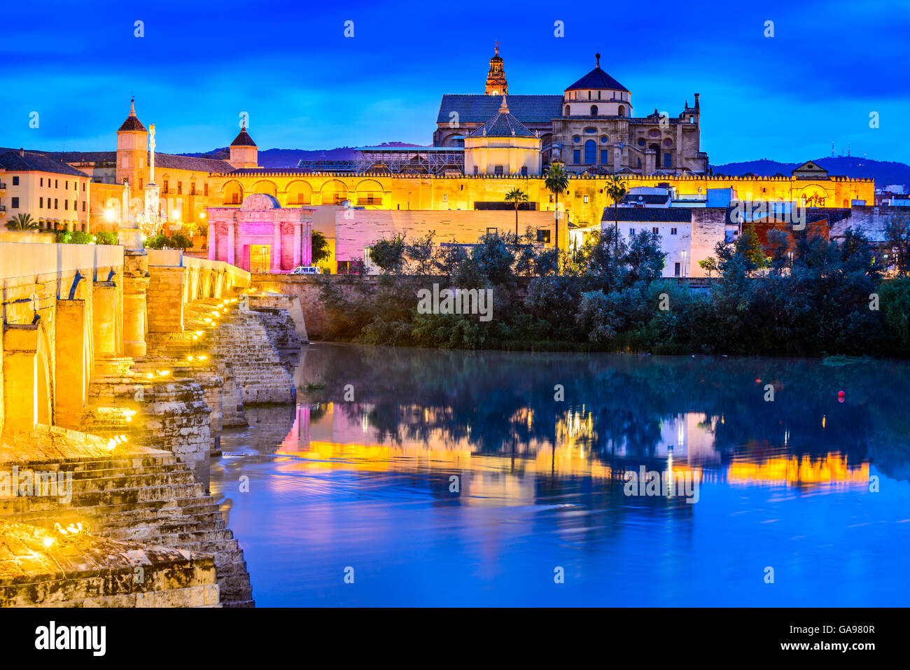 Cordoba, Spagna. Ponte romano sul fiume Guadalquivir e la grande moschea (Cattedrale Mezquita) al crepuscolo nella città di Cordoba, Foto Stock