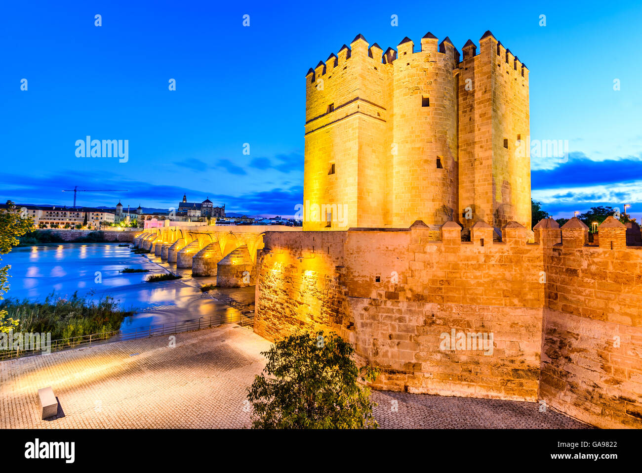 Cordoba, Andalusia, Spagna. Ponte romano sul fiume Guadalquivir, Torre di Calahorra e La Grande Moschea (Mezquita Cattedrale). Foto Stock