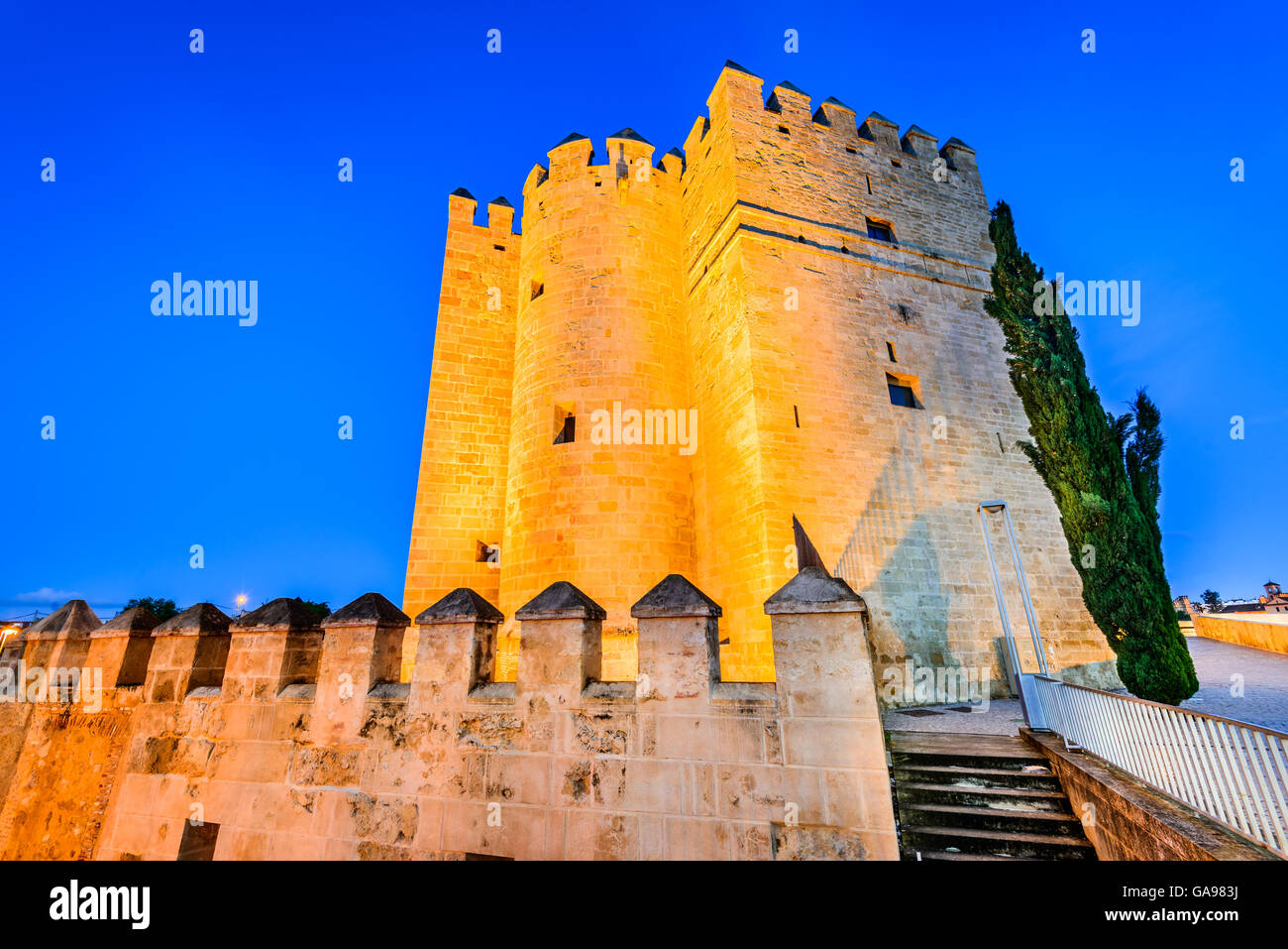 Cordoba, Andalusia, Spagna. Ponte romano sul fiume Guadalquivir, Torre di Calahorra. Foto Stock