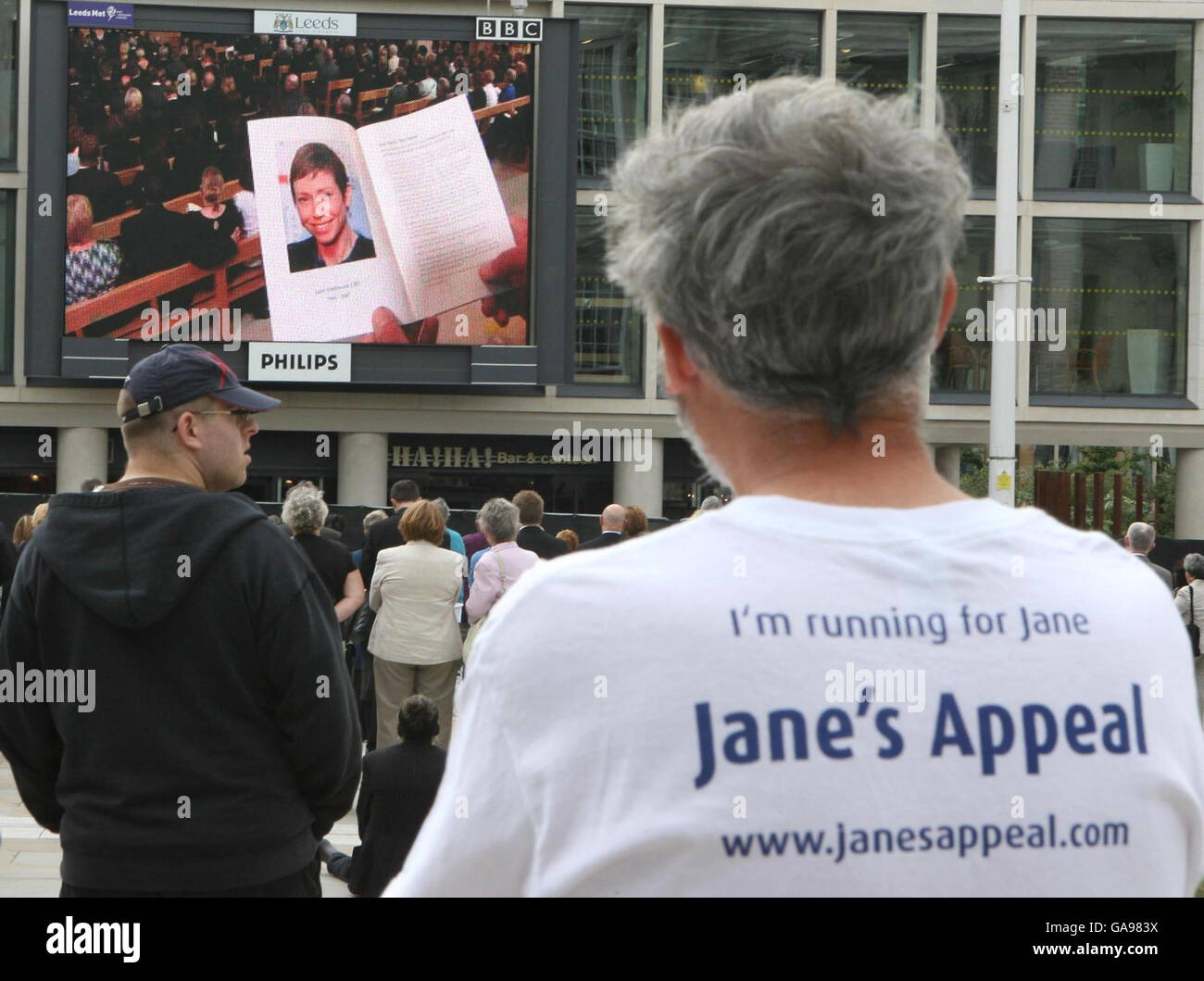 Le folle si riuniscono a Millennium Square, Leeds, per assistere ai funerali della raccolta fondi di beneficenza Jane Tomlinson, che ha perso la sua battaglia di sette anni con il cancro terminale di 43 anni. Foto Stock