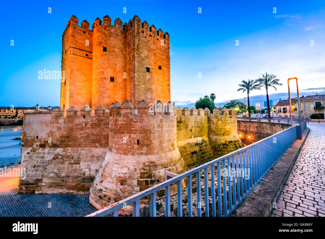 Cordoba, Andalusia, Spagna. Ponte romano sul fiume Guadalquivir, Torre di Calahorra. Foto Stock