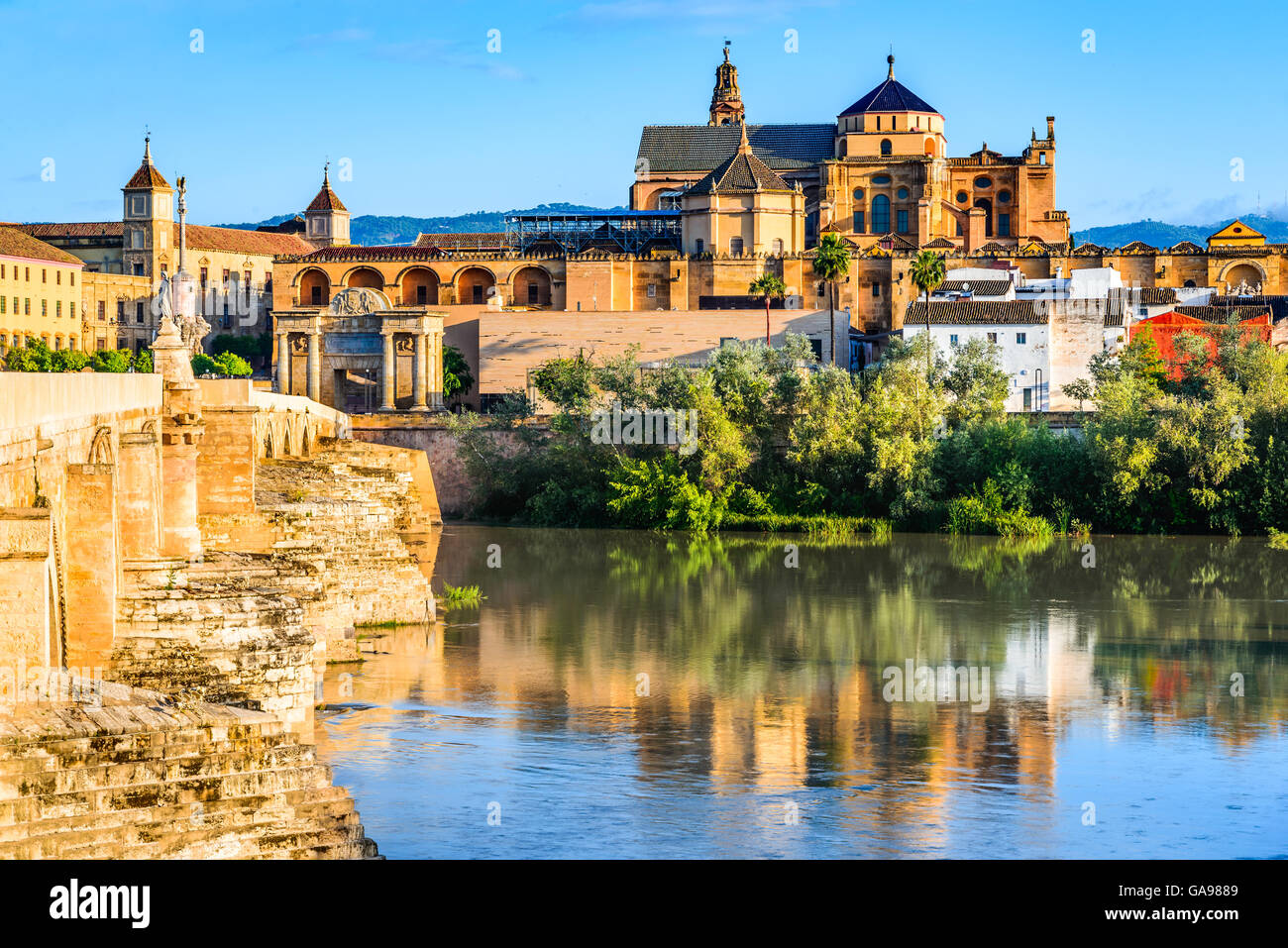 Cordoba, Spagna. Ponte romano sul fiume Guadalquivir e la grande moschea (Cattedrale Mezquita) al crepuscolo nella città di Cordoba, Foto Stock