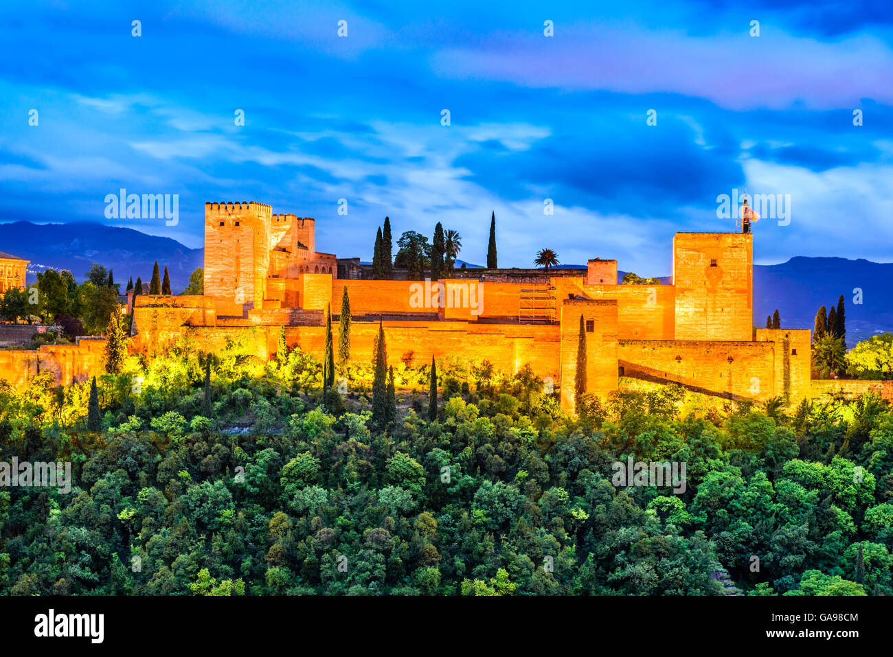 Granada, Spagna. Vista notturna della famosa Alhambra con Alcazaba, viaggio europeo landmark in Andalusia. Foto Stock