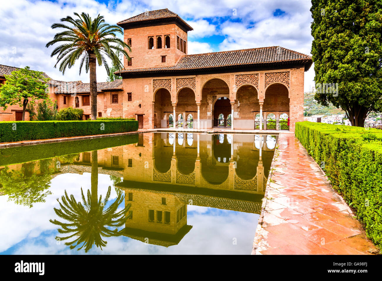 Granada, Spagna - Bella vista attraverso una piccola piscina e un giardino di Palazzo Partal, nella famosa Alhambra in Andalusia. Foto Stock