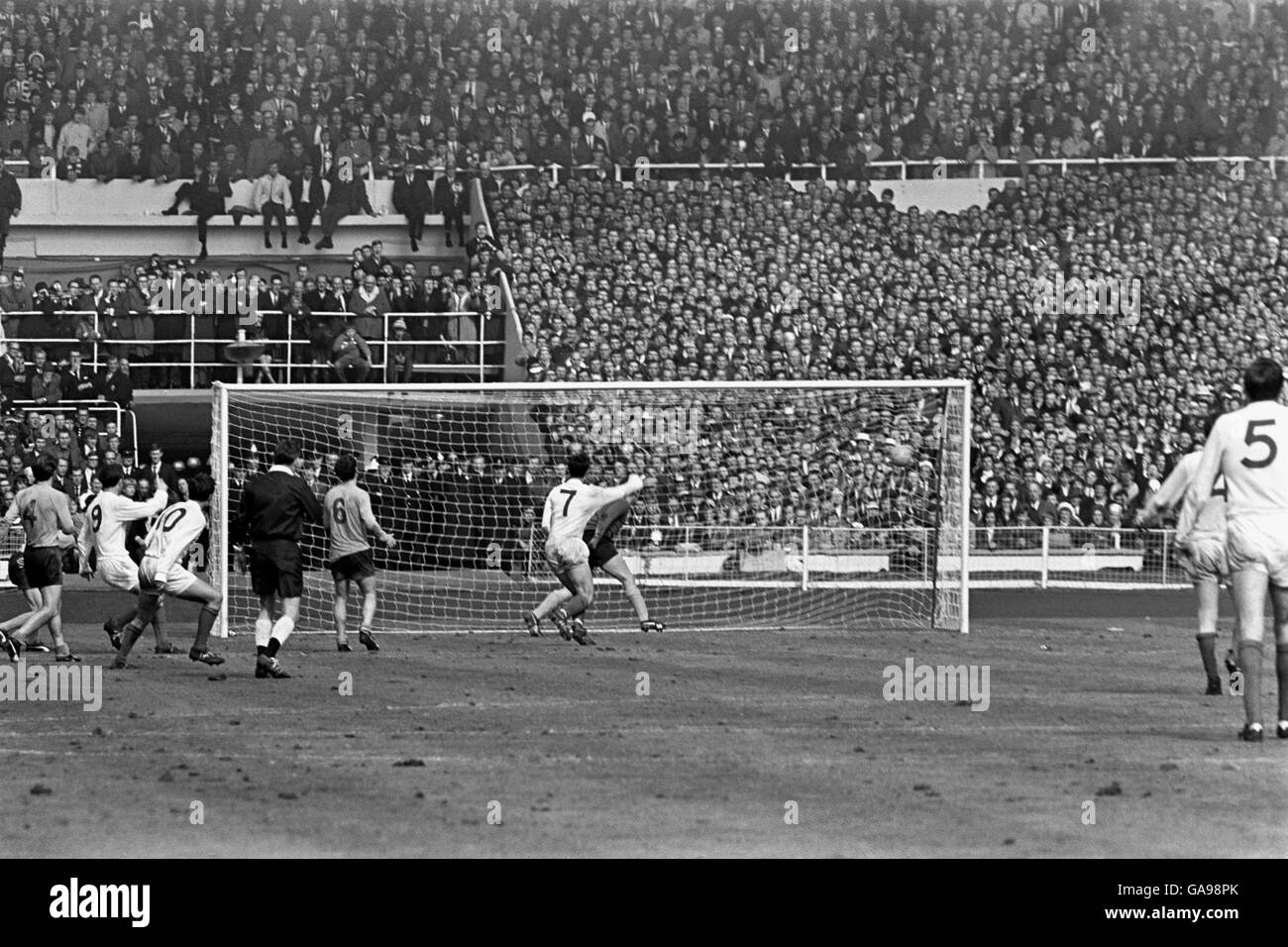 La rete Everton si rigonfia come un colpo da Jeff Astle di West Bromwich Albion (n9, seconda l) trova l'angolo superiore per l'unico obiettivo della partita Foto Stock
