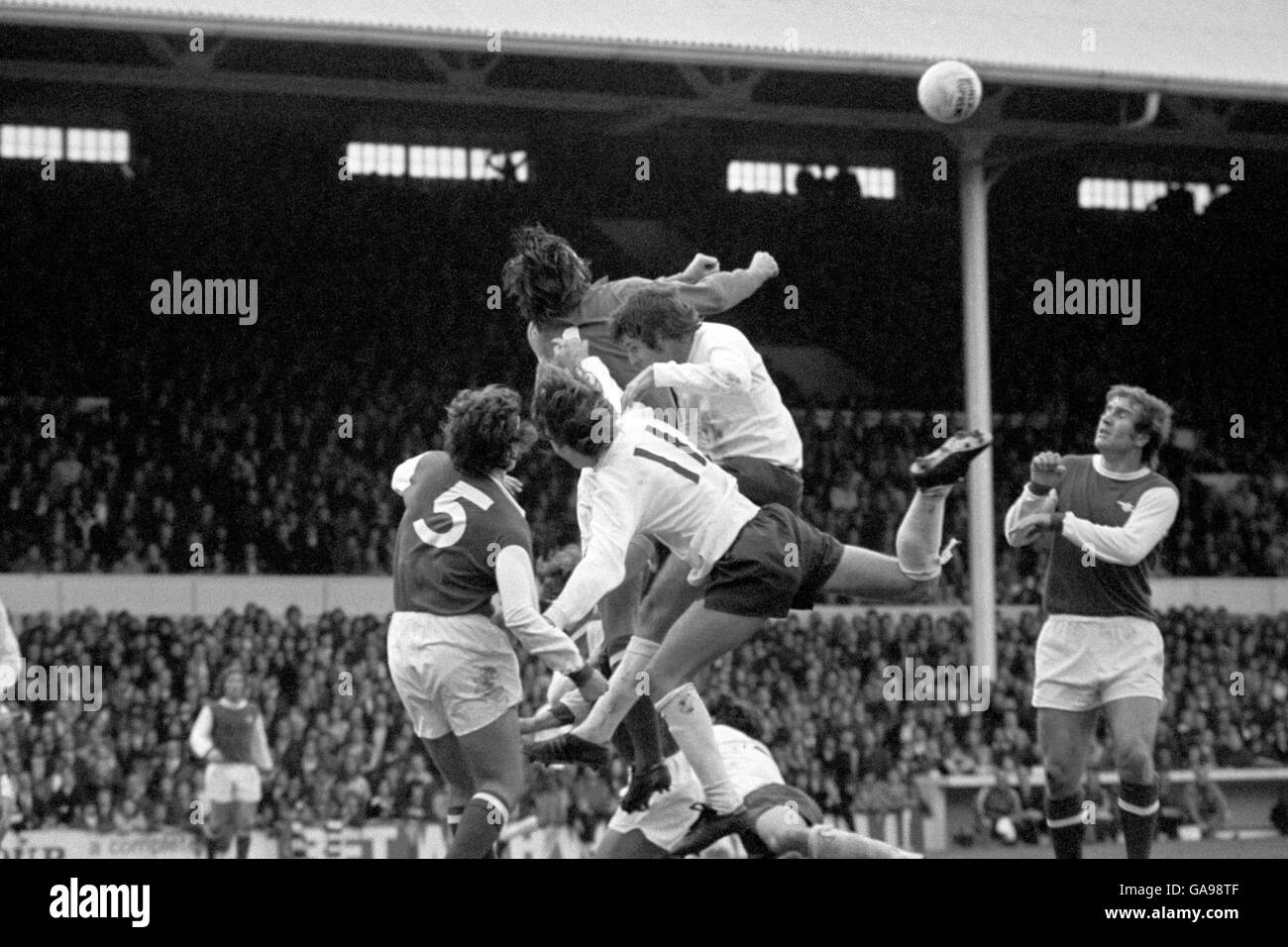 Il portiere dell'Arsenale Jimmy Rimmer tira la palla lontano da Chris Jones di Spur (11) e Martin Peters dopo un angolo. Guardando la zappa sono Richard Powling dell'Arsenal (5) e Eddie Kelly (a destra). Foto Stock