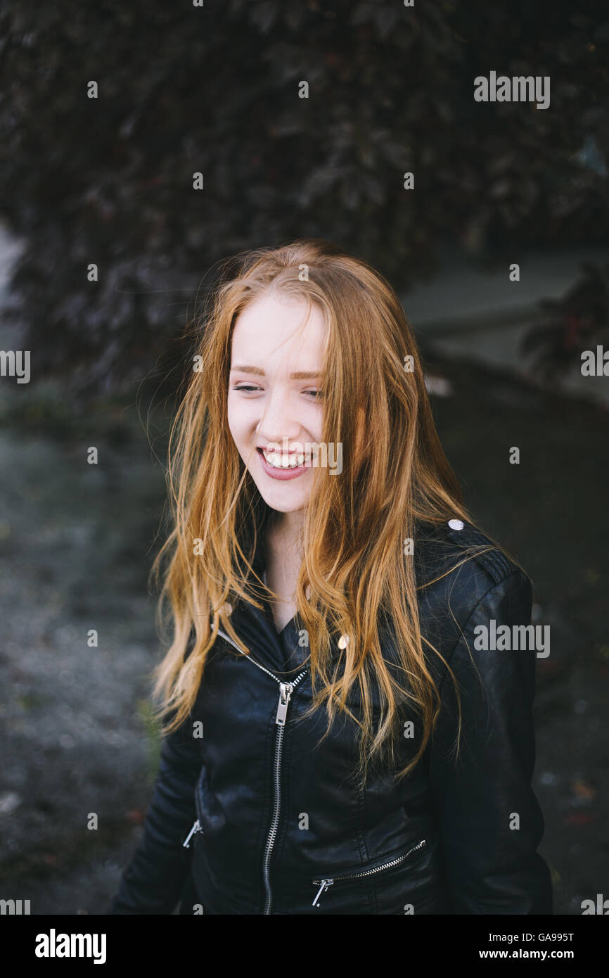 Ritratto di un giovane redhead donna sorridente Foto Stock