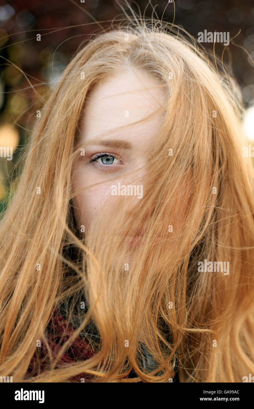 Closeup ritratto di una bella ragazza redhead Foto Stock