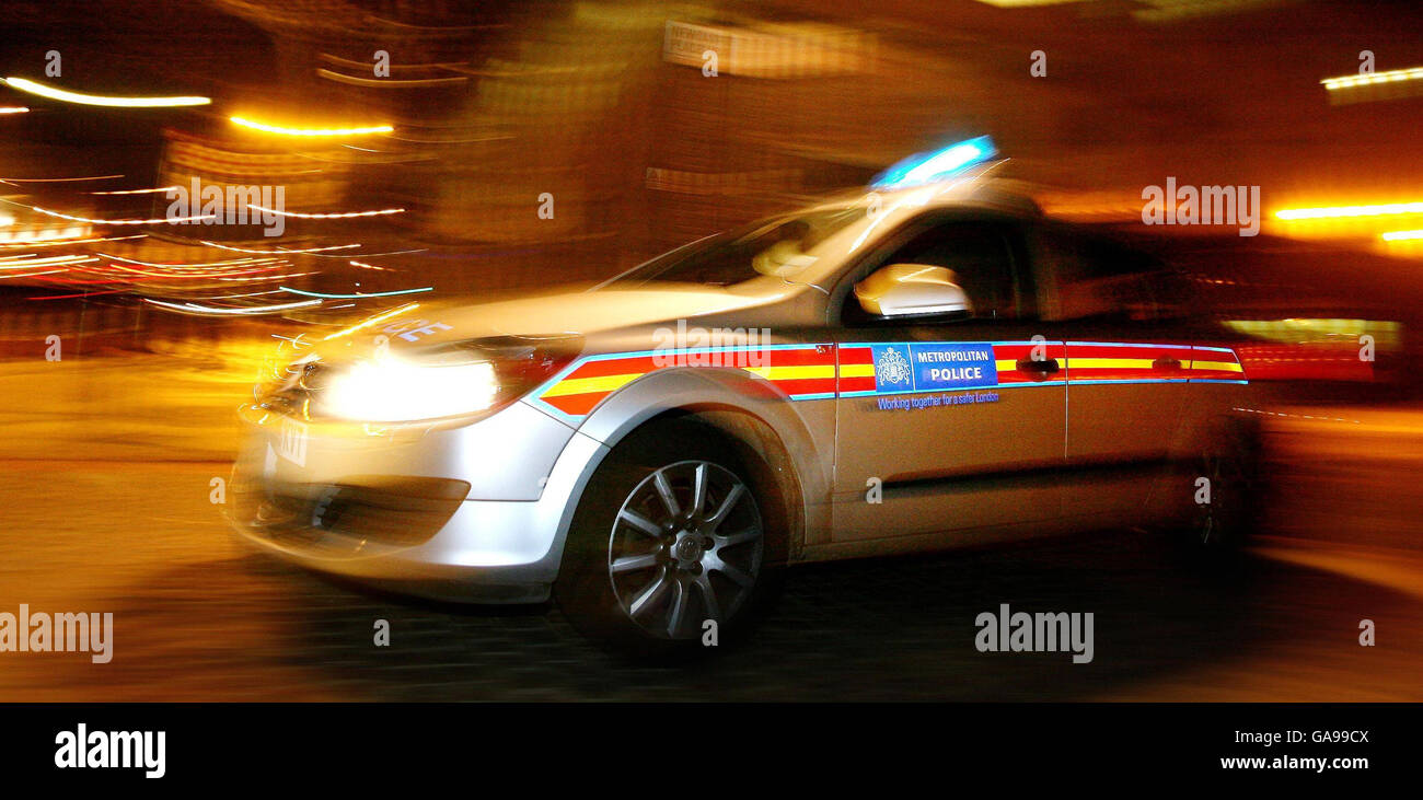Foto precedentemente non pubblicata datata 22/03/2007 di una macchina della polizia che attraversa Londra ad alta velocità con luci di emergenza e sirene accese. Foto Stock