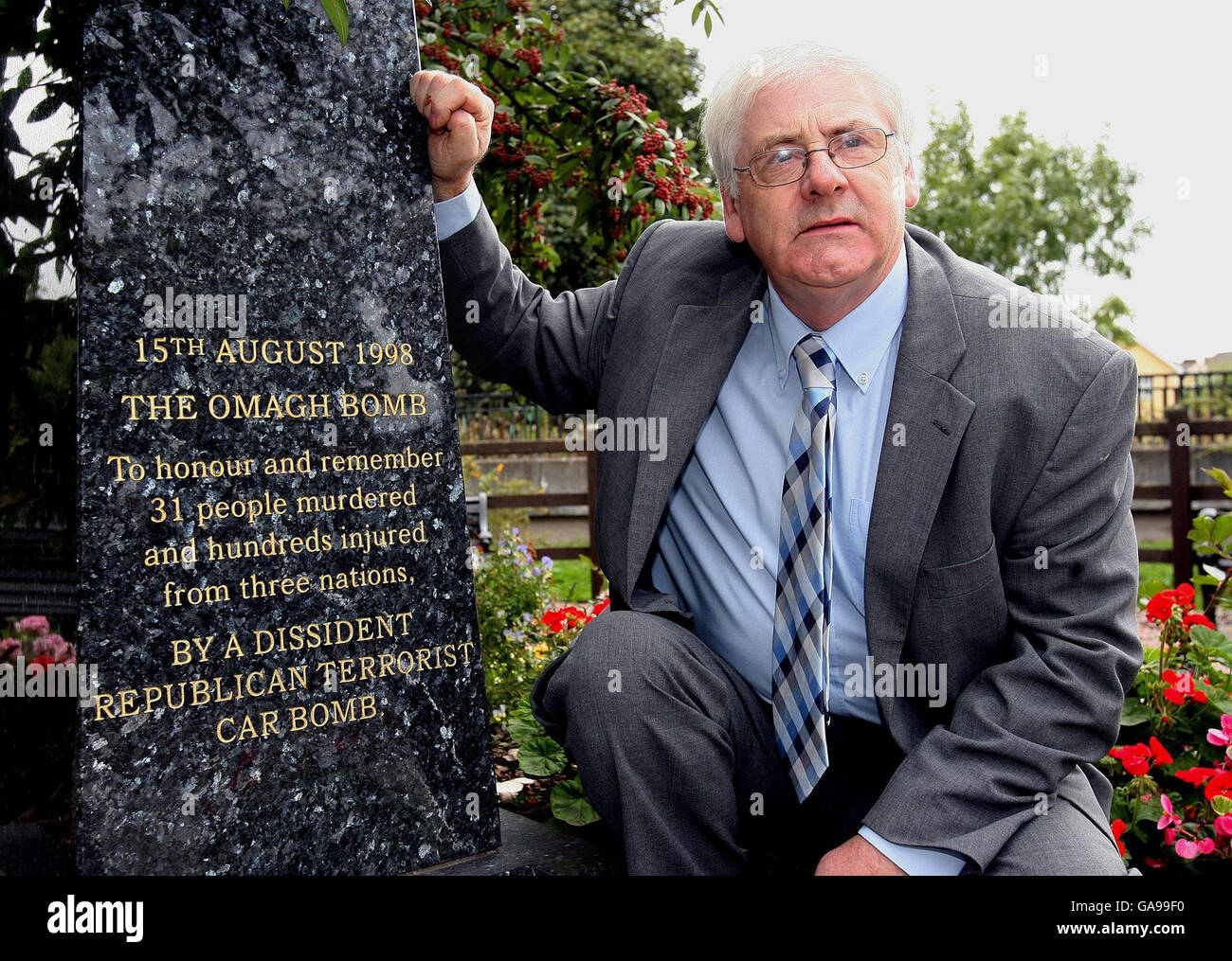Michael Gallagher, che ha perso il figlio Aidan nell'esplosione della bomba di Omagh, raffigurato nel giardino commemorativo di Omagh. Foto Stock