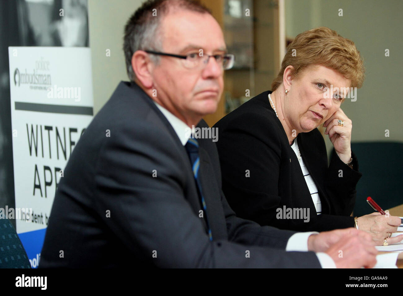 Irlanda del Nord Police Ombudsman Nuala o'Loan (a destra), con Sam Pollock, Chief Executive dell'ufficio del Mediatore, durante una conferenza stampa a Belfast sull'indagine di o'Loan sull'assassinio del procuratore cattolico Rosemary Nelson. Foto Stock