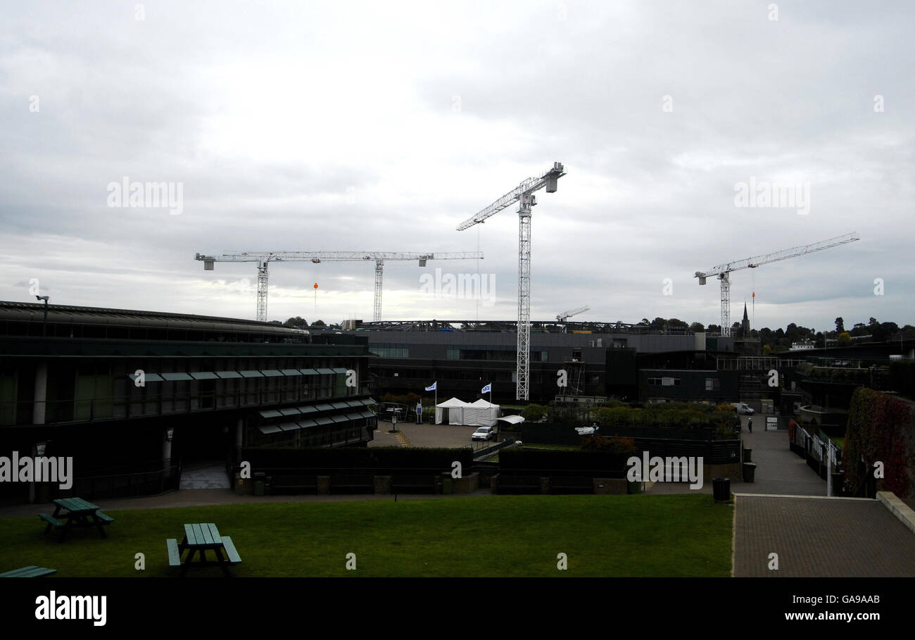 Una visione generale dei lavori in corso sul Centre Court di Wimbledon, Londra. Foto Stock