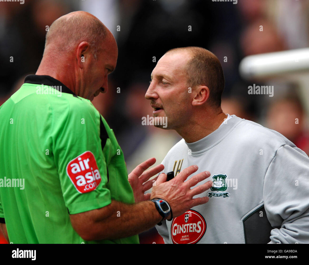 L'arbitro Nigel Miller parla al direttore di Plymouth Argyle, Ian Holloway, durante la partita del campionato di calcio Coca-Cola allo stadio Britannia di Stoke. Foto Stock