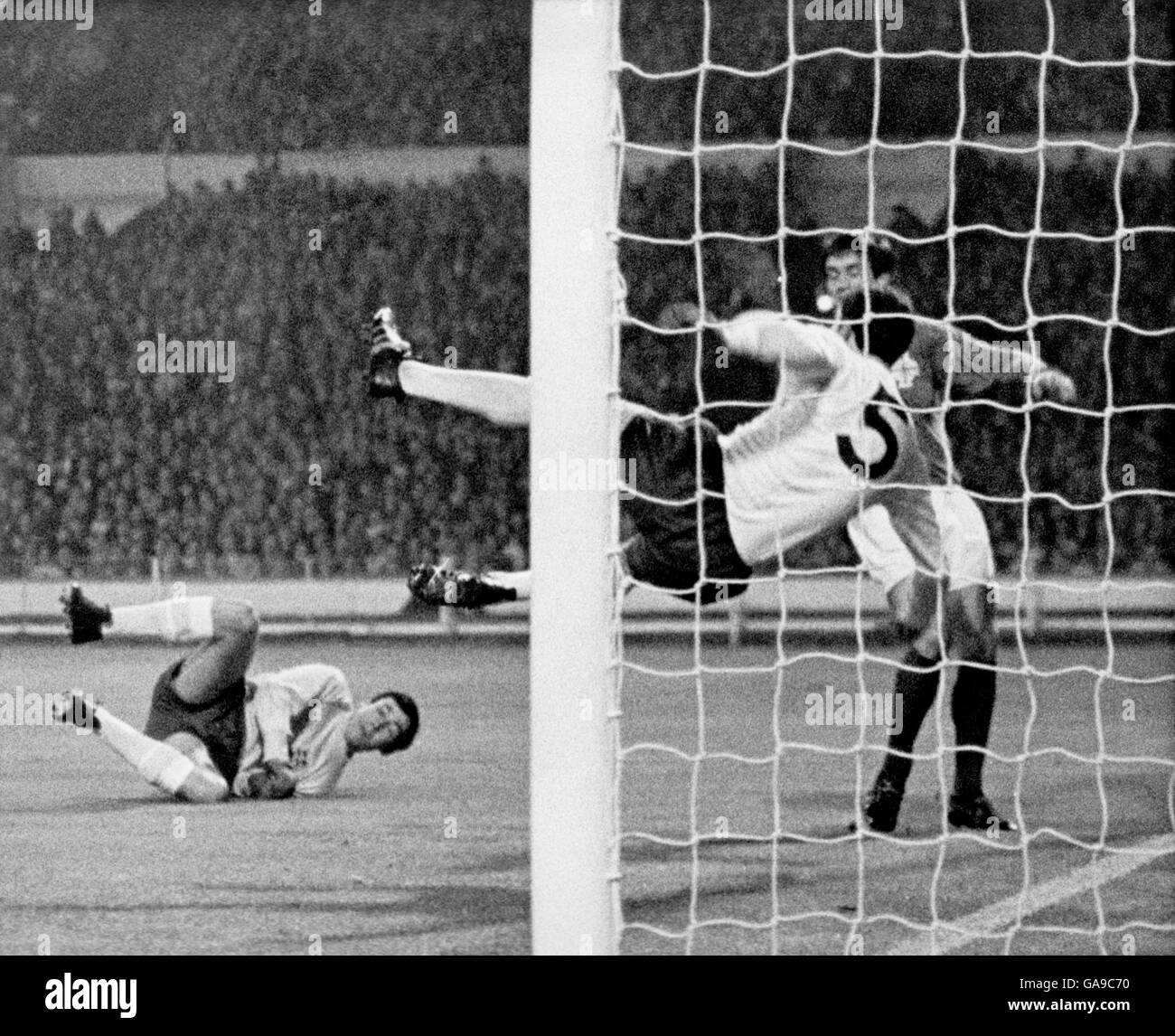 (L-R) il portiere inglese Gordon Banks guarda sopra mentre il compagno di squadra David Sadler aggancia la palla spettacolare fuori dalla linea, con Willie Irvine dell'Irlanda del Nord in attesa di applicare il tocco finale Foto Stock