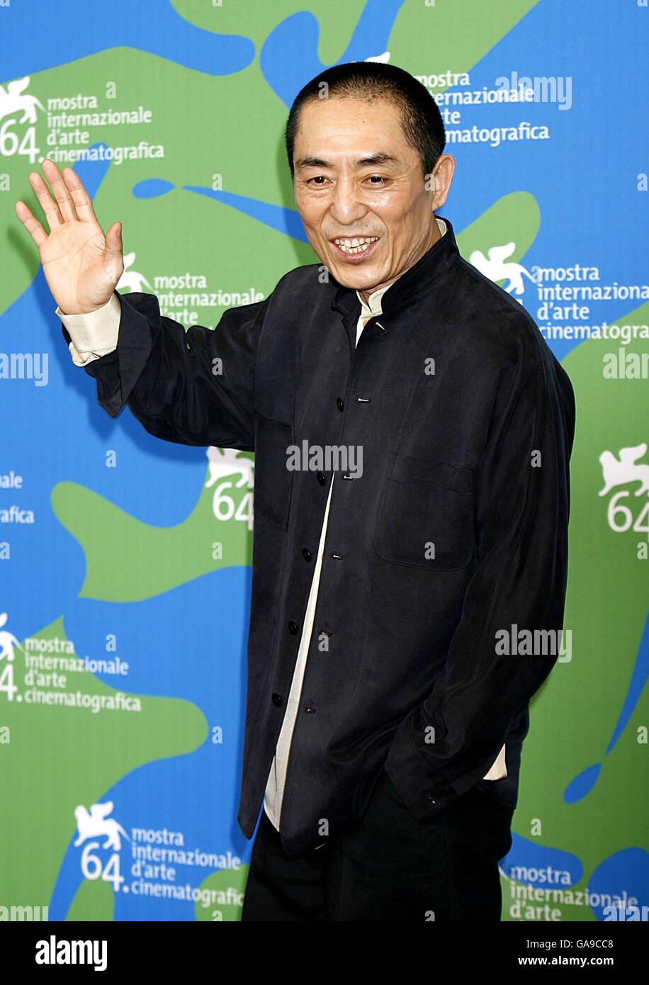 Zhang Yimou alla fotocellula per i membri della Giuria al 64° Festival Internazionale del Cinema di Venezia. Foto Stock