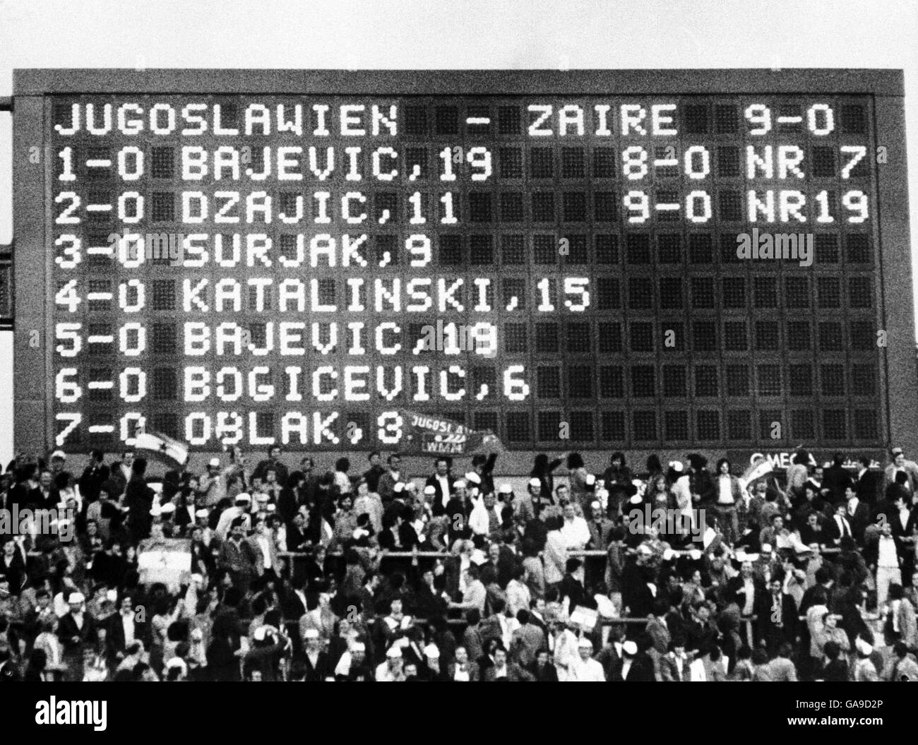 Calcio - Coppa del mondo Germania occidentale 74 - Gruppo due - Jugoslavia contro Zaire. Il quadro di valutazione di Francoforte mostra i goalscorer della Jugoslavia prima di esaurire lo spazio per gli ultimi due Foto Stock