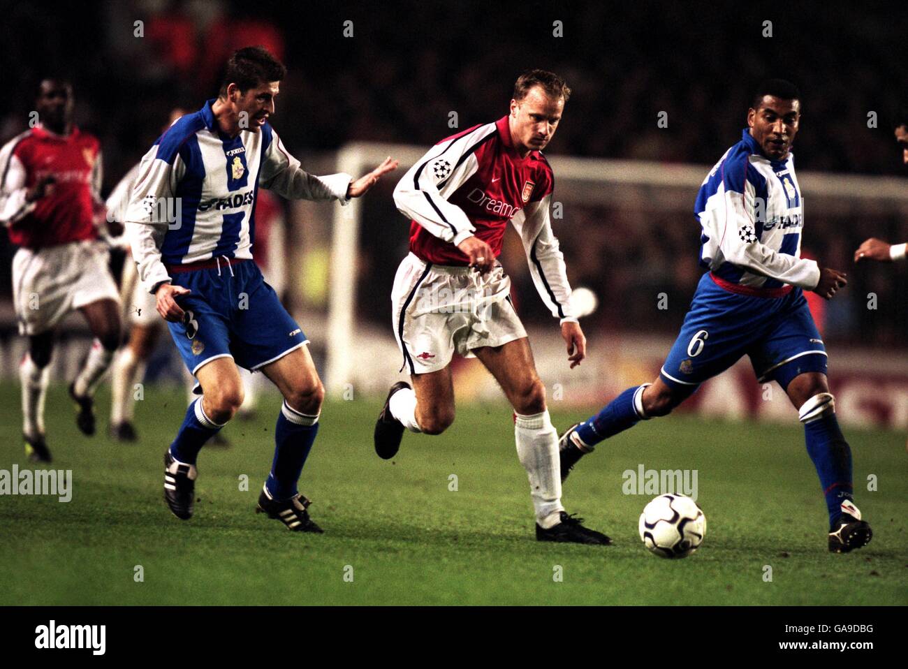 Arsenal's Dennis Bergkamp e Deportivo la Coruna Enrique Romero e. Mauro Silva battaglia per la palla Foto Stock