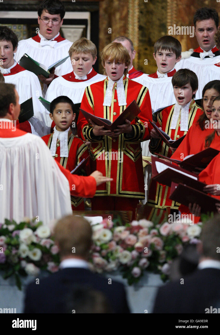 Il coro cantava durante il servizio del Ringraziamento per la vita di Diana, Principessa del Galles, presso la Cappella delle Guardie, Londra. Foto Stock