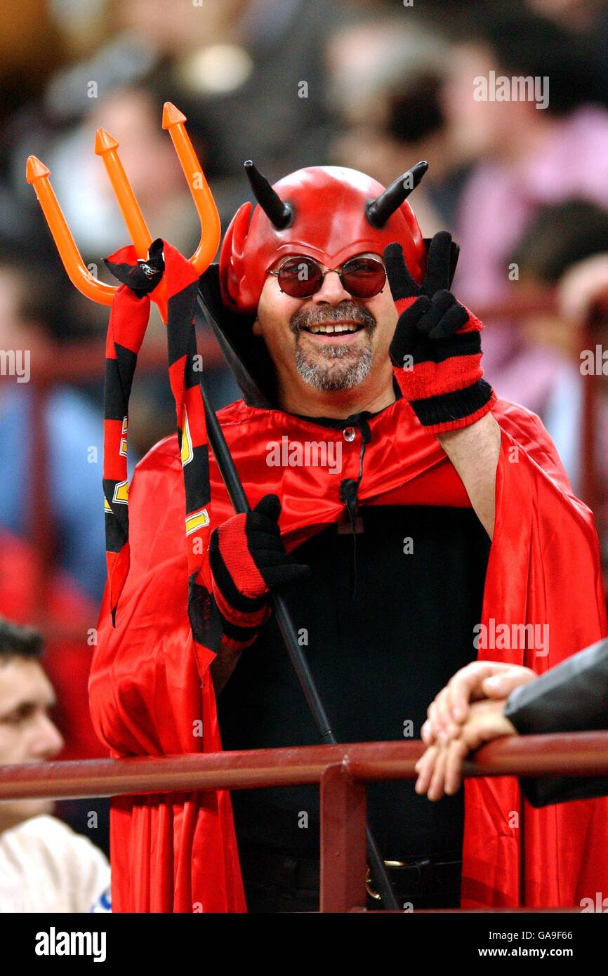 Calcio - Coppa UEFA - Quarta finale - AC Milan v Hapoel Tel Aviv. Un fan di  AC Milan vestito in costume da diavolo Foto stock - Alamy