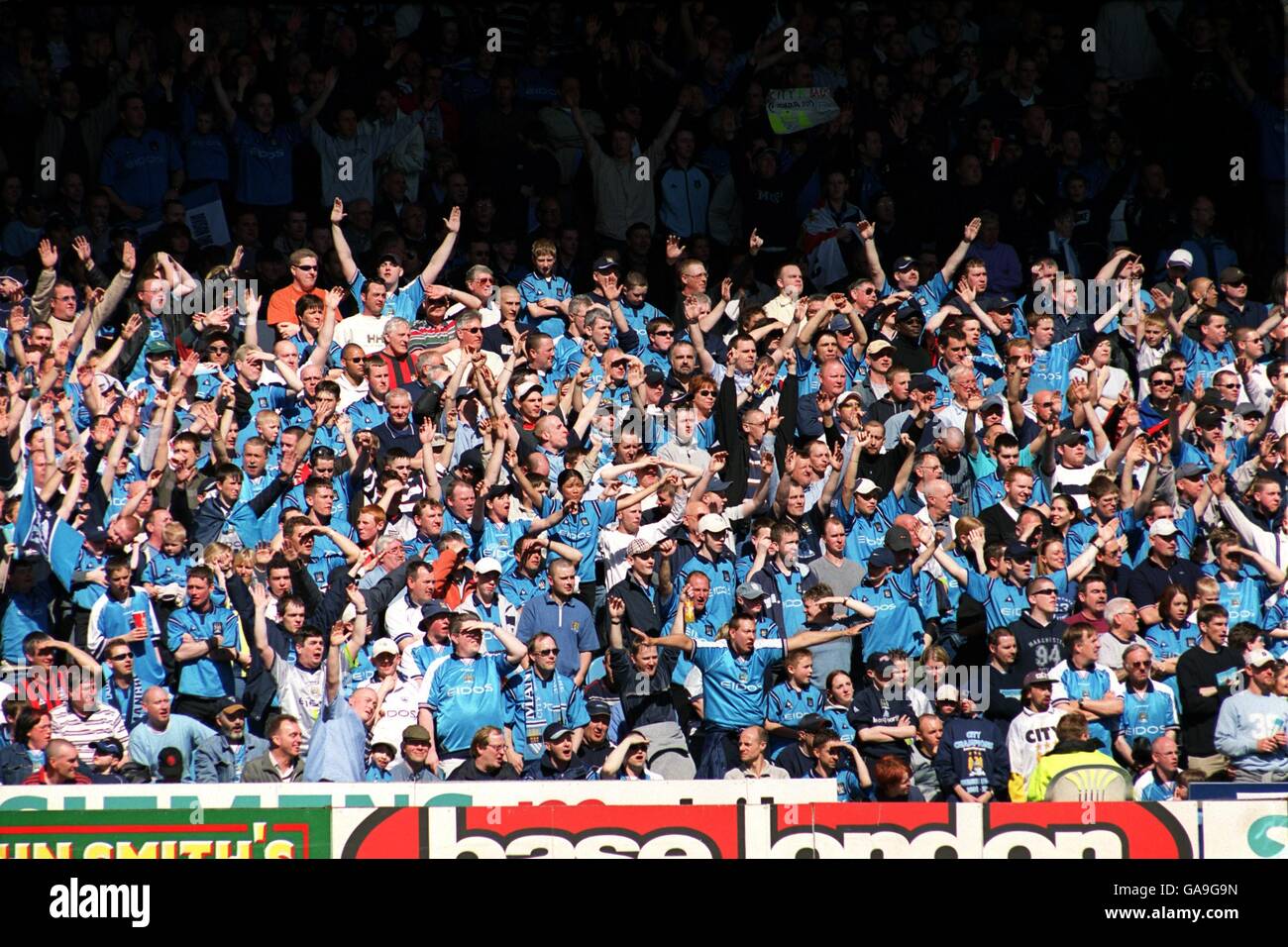 Calcio - Nationwide League Division uno - Manchester City / Barnsley. I fan di Manchester City festeggiano la vittoria della lega Foto Stock