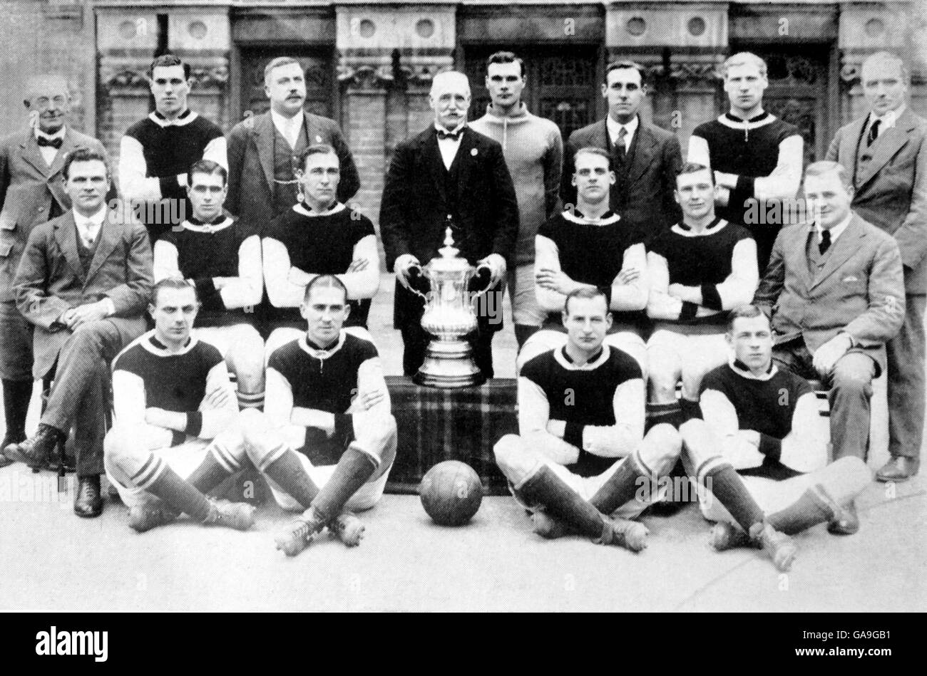 Il vittorioso team Aston Villa: (Back row, l-r) Smart, Sam Hardy, Moss (middle row, l-r) Billy Kirton, Andy Ducat, Billy Walker, Stephenson (prima fila, l-r) Wallace, Frank Barson, Weston, Dorrell Foto Stock