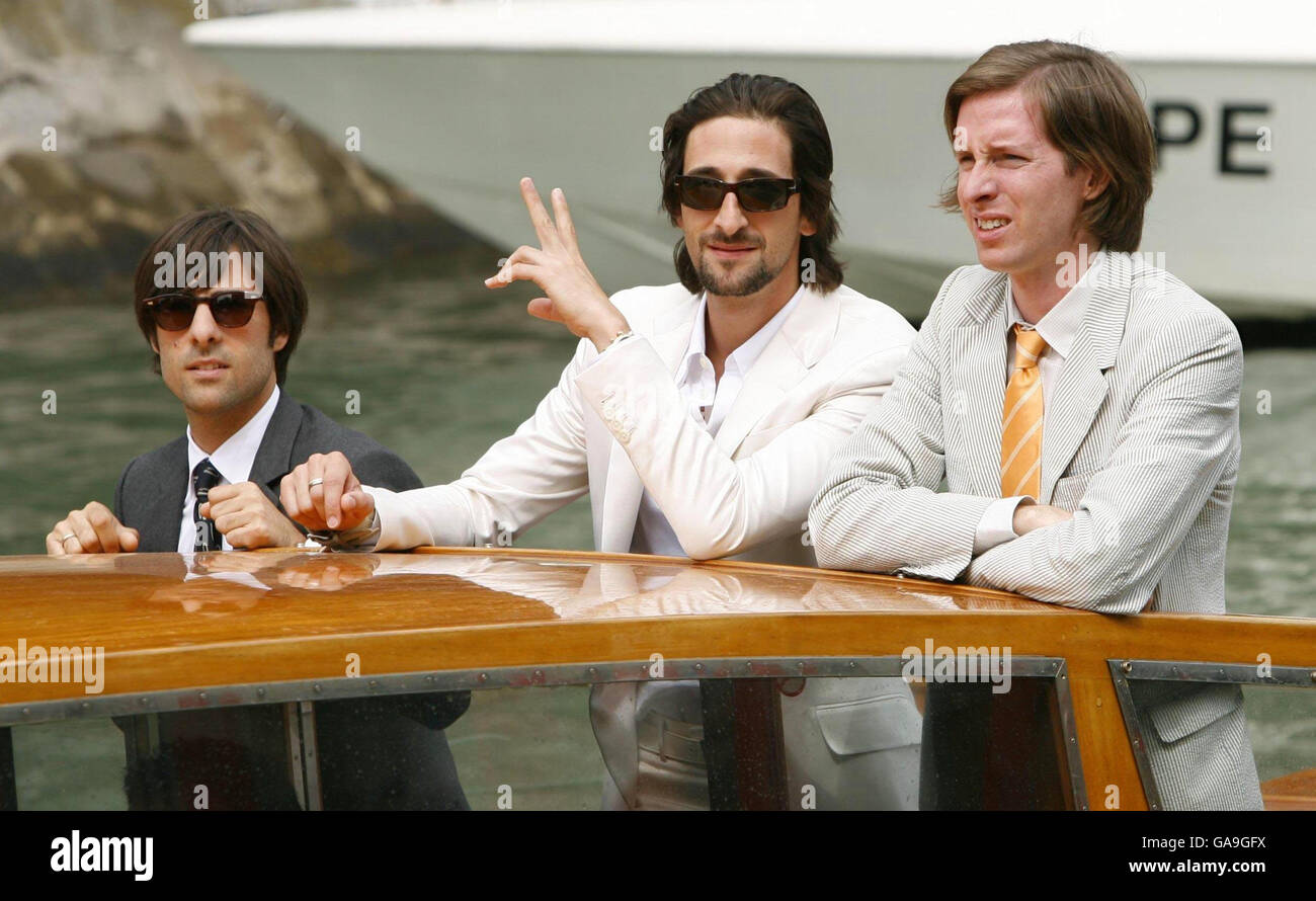 AP OUT (da sinistra a destra) Jason Schwartzman, Adrien Brody e il regista Wes Anderson arrivano in barca per partecipare a una fotocellula per il film 'The Darjeeling Limited', al Festival del Cinema di Venezia in Italia PRESS ASSOCIATION Photo Picture date: Lunedì 3 settembre 2007. Il credito fotografico dovrebbe essere: Filo Yui Mok/PA Foto Stock