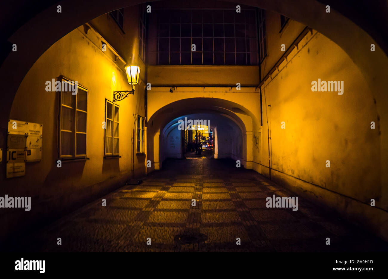 Vicolo con lanterne di Praga di notte Foto Stock