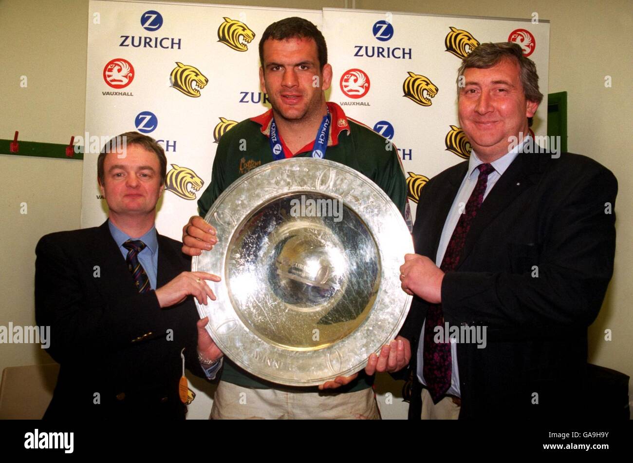Wallace Dobbin (l) e James Hill (r) di Zurigo presentano Leicester Tigers' Martin Johnson (c) con il trofeo Zurich Premiership Foto Stock