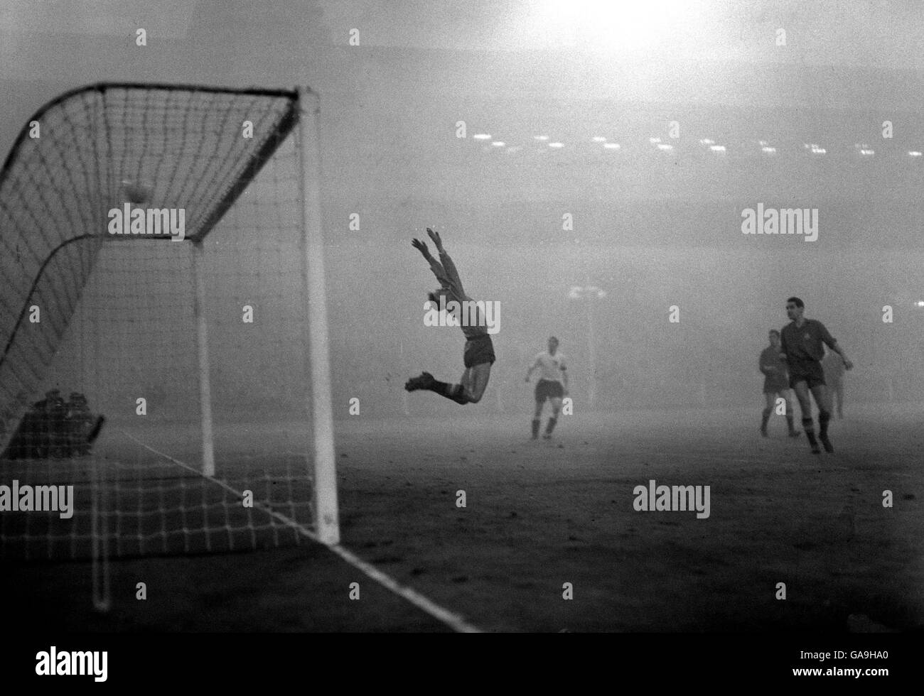 Calcio - amichevole - Stadio di Wembley - Inghilterra / Spagna. Il portiere spagnolo Carmelo Cedrun salta indietro per salvare un colpo di scena nei minuti di chiusura della partita. Foto Stock