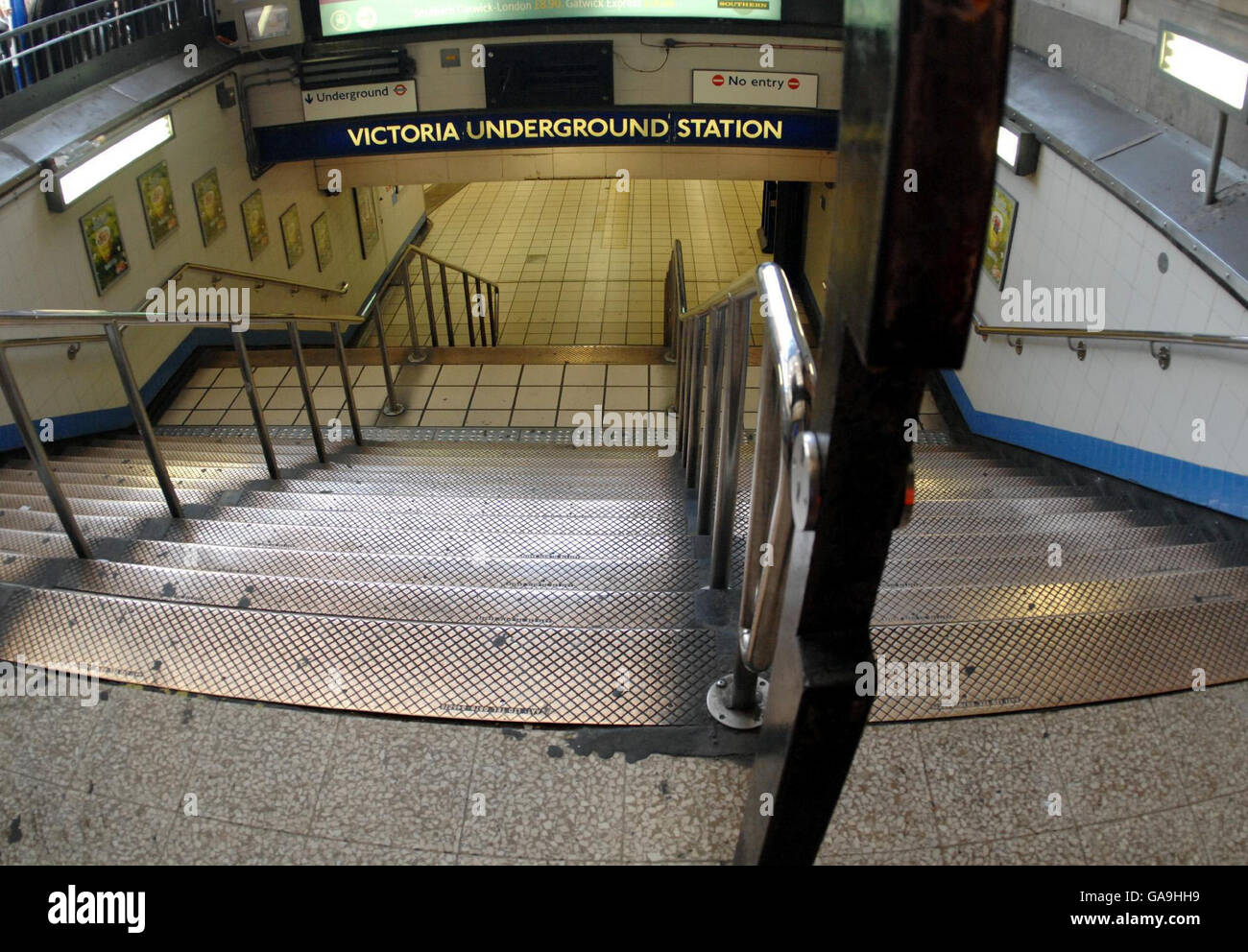 La scena alla stazione della metropolitana di Victoria, Londra, come migliaia di pendolari si stavano rinforzando per il caos di viaggio. Foto Stock