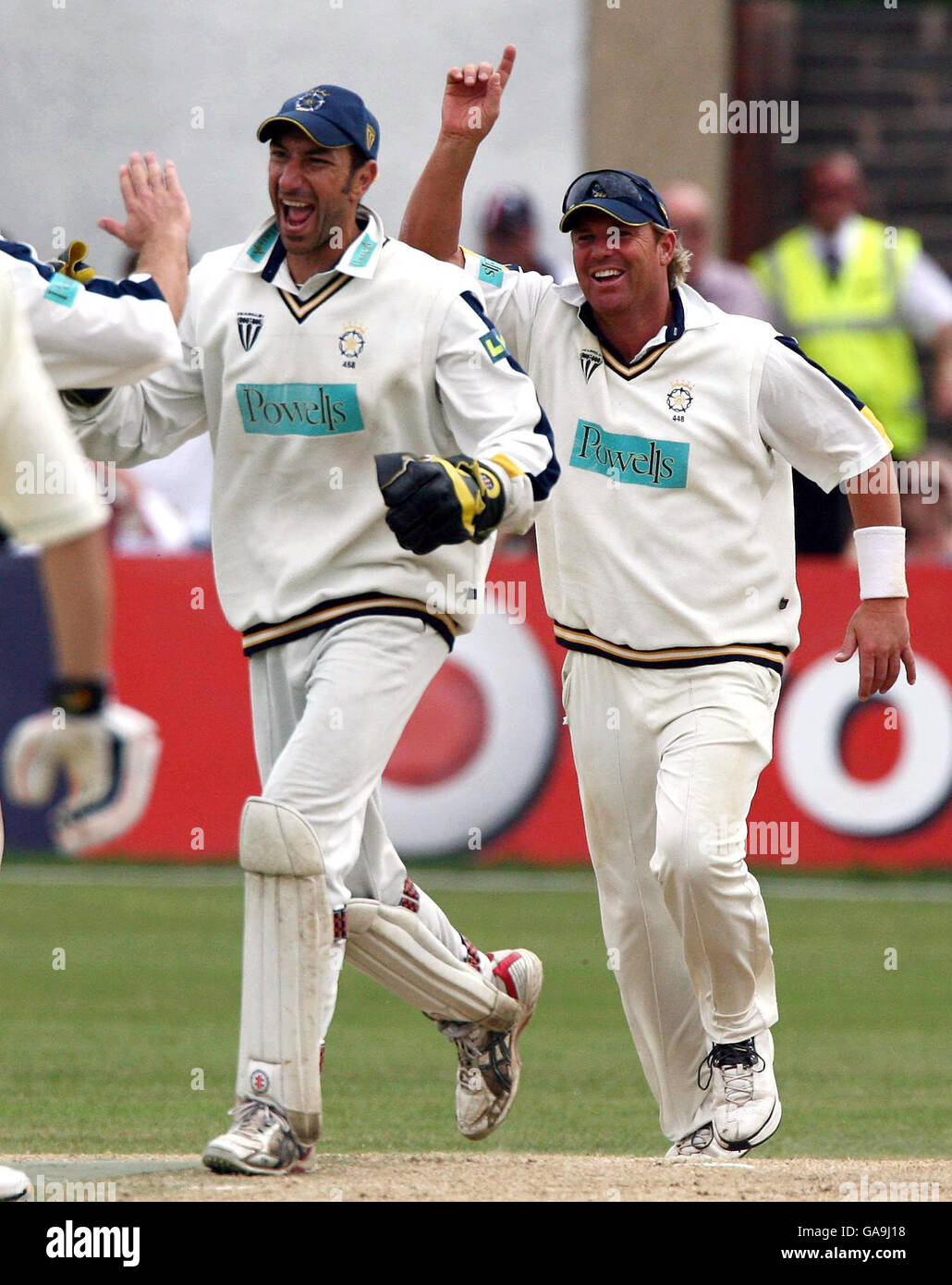 Il capitano dell'Hampshire, Shane Warne (a destra), festeggia con il guardiano NIC Pothas dopo il cricket del Worcestershire batsman Daryl Mitchell durante la partita della Liverpool Victoria County Championship Division uno a Chester Road North Ground, Kidderminster. Foto Stock