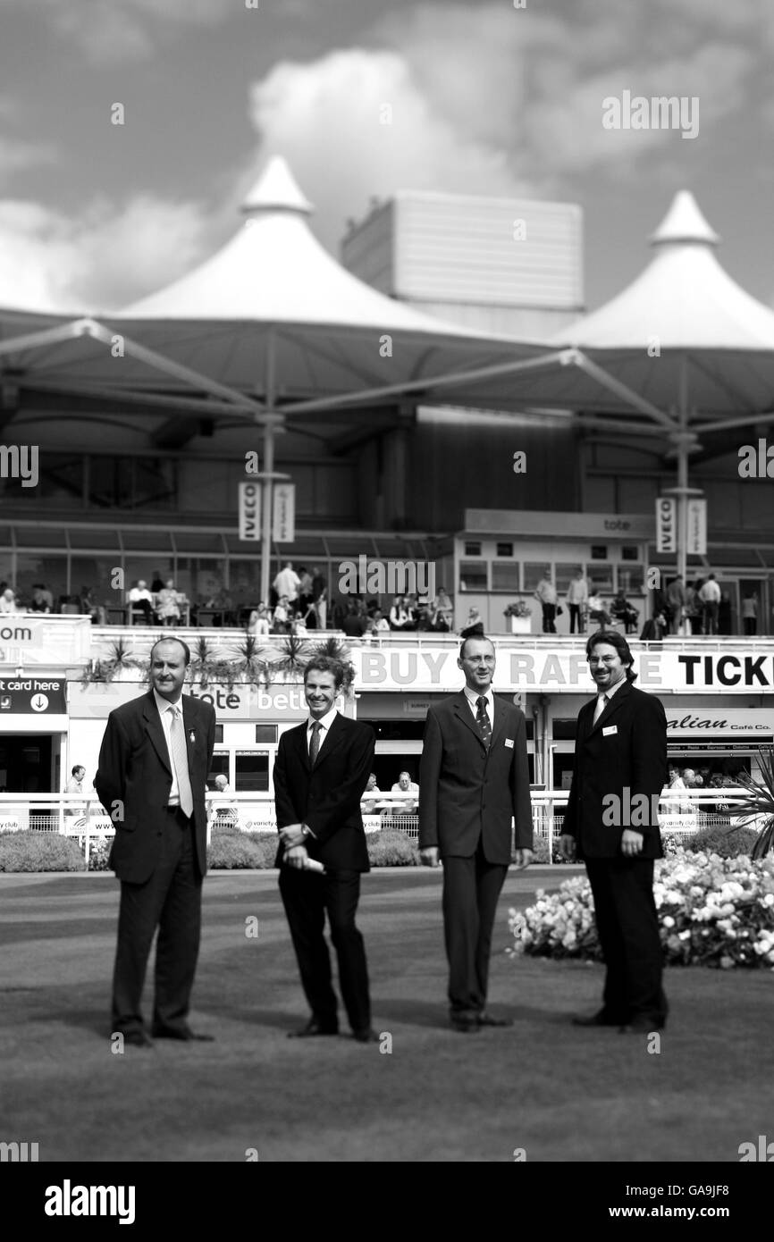 Corse di cavalli - Variety Club Day - Ippodromo di Sandown Park. Il team di gestione dell'ippodromo di Sandown Park. L-R: Andrew Cooper, David MacKinnon, Simon Durrant e Matt Candy. Foto Stock