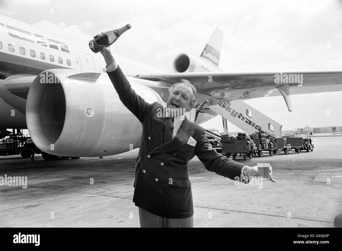 Il "assolutamente felice" Sir Freddie Laker, all'aeroporto di Gatwick, festeggia il suo ritorno in affari con Skytrain. Foto Stock