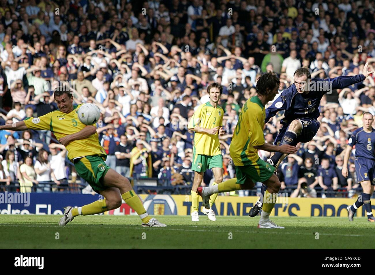 Calcio - Campionato europeo UEFA 2008 Qualifiche - Gruppo B - Scozia contro Lituania - Hampden Park. James McFadden in Scozia segna il terzo gol Foto Stock