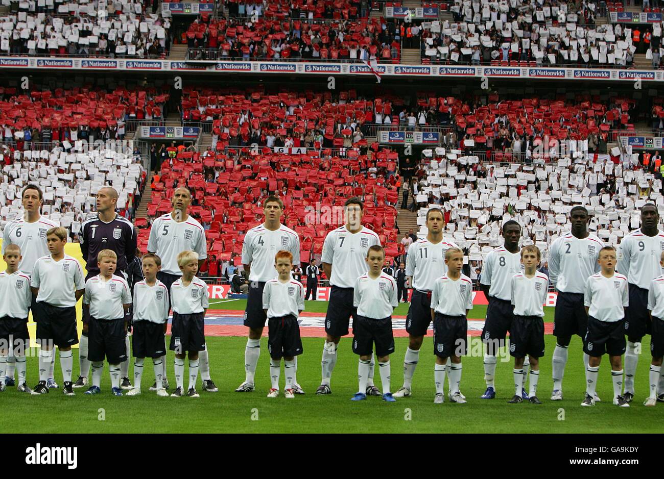 Calcio - Campionato europeo UEFA 2008 Qualifiche - Gruppo e - Inghilterra / Israele - Stadio di Wembley. I giocatori inglesi si allineano prima del calcio d'inizio Foto Stock