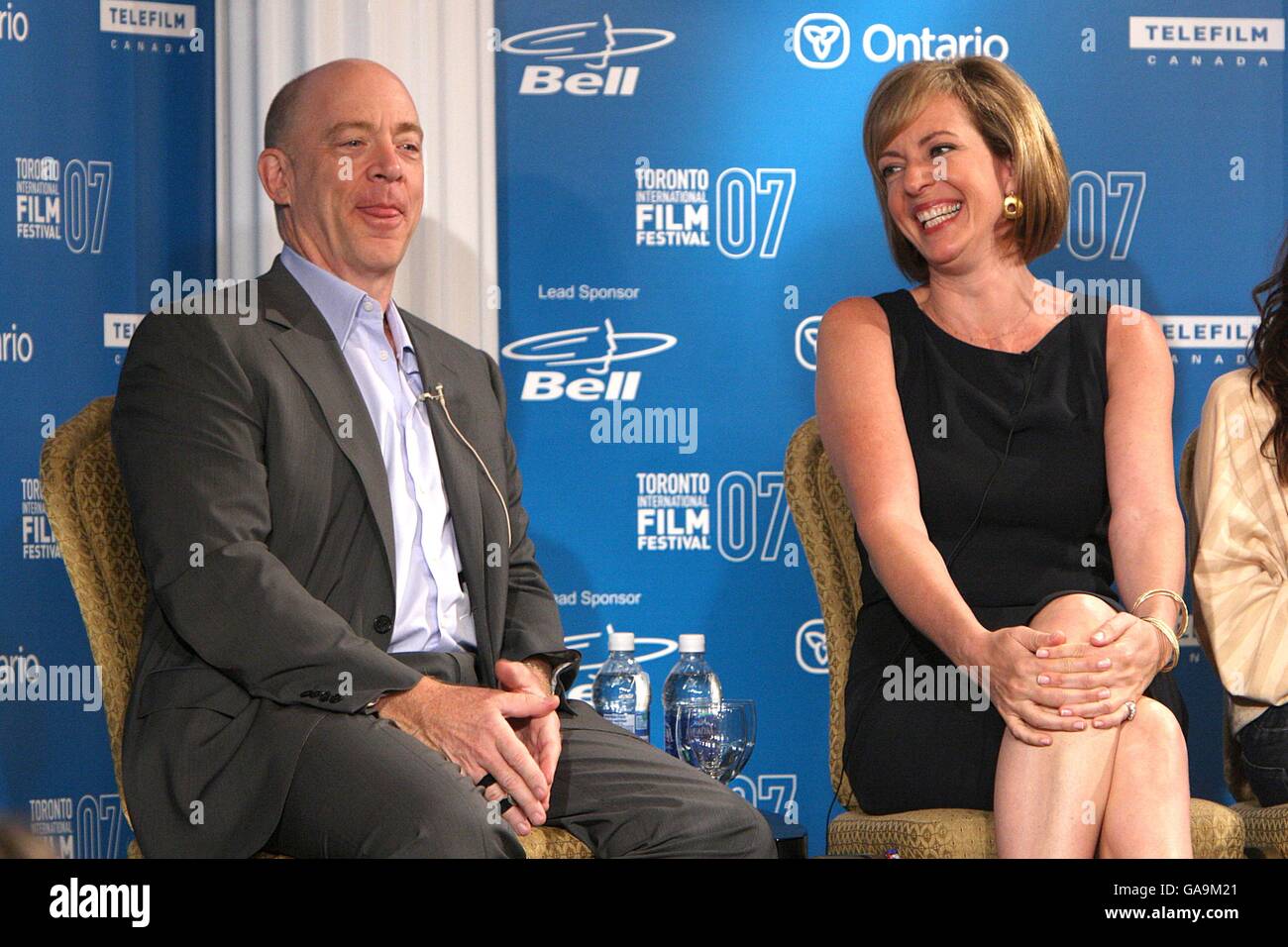 JK Simmons e Allison Janney durante la trentaduesima edizione del Toronto International Film Festival 'Juno' Press Conference presso il Sutton Place Hotel. Foto Stock