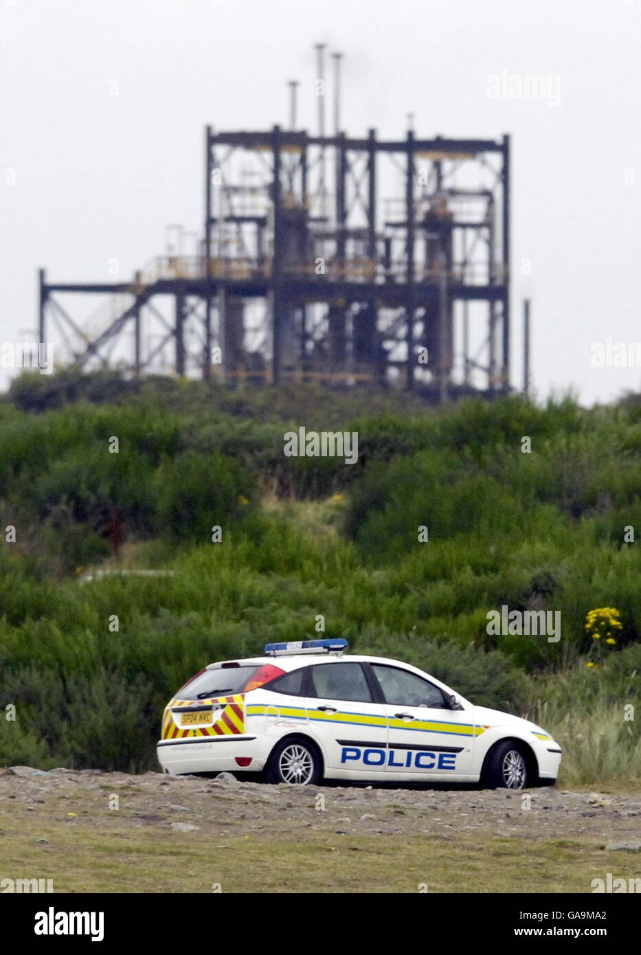 Una macchina di polizia vicino a scena di un'esplosione a Nobel Enterprises nella zona di Stevenston dell'Ayrshire. Foto Stock