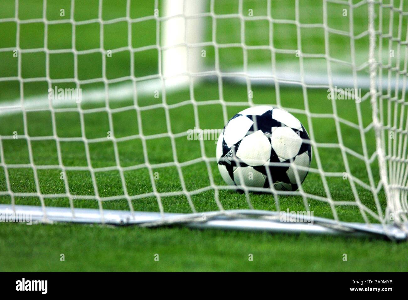 Calcio - UEFA Champions League - Semifinale - seconda tappa - Bayer  Leverkusen v Manchester United. La nuova palla Adidas Foto stock - Alamy