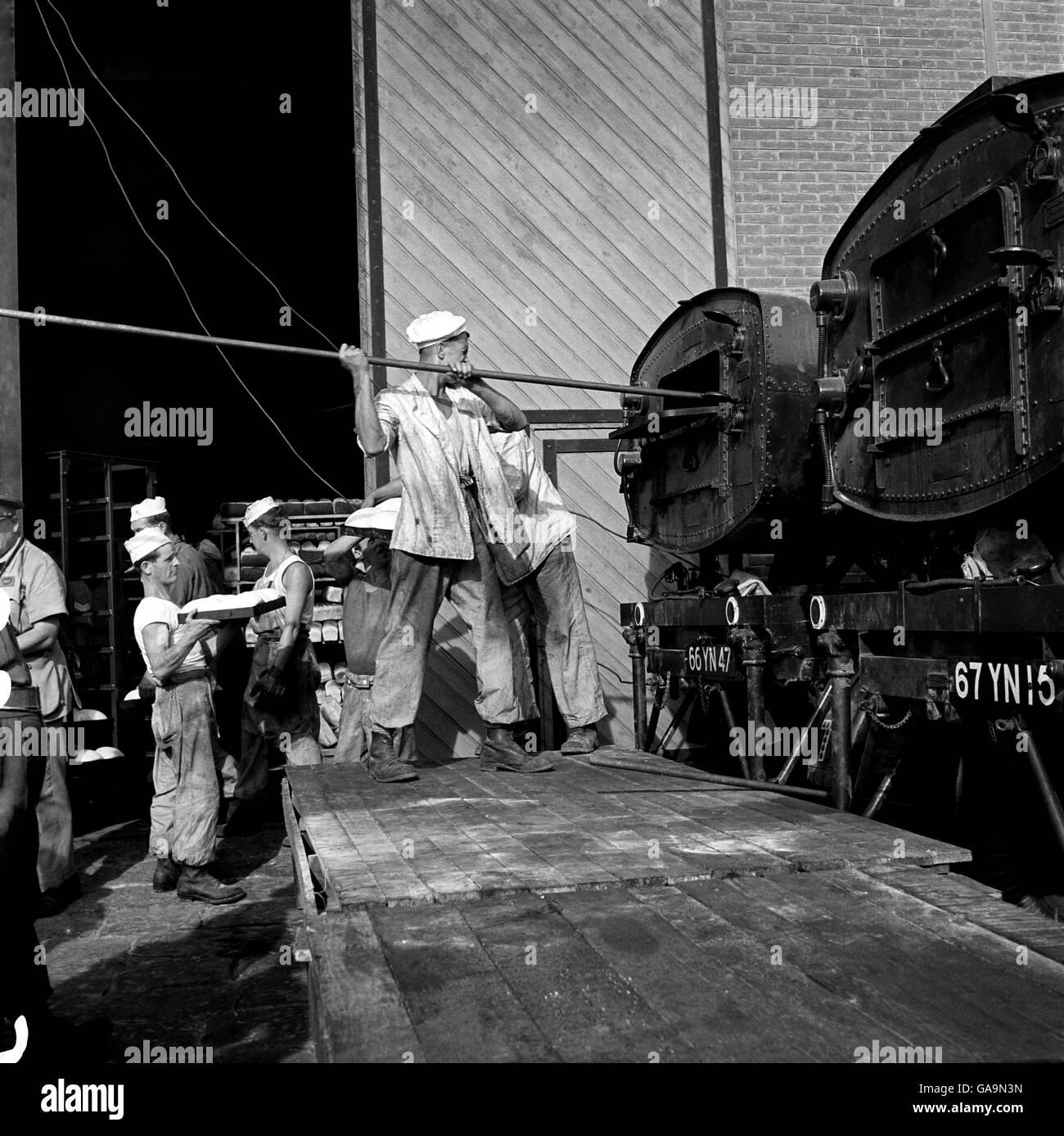 La guerra di Suez - truppe al lavoro - 1956 Foto Stock