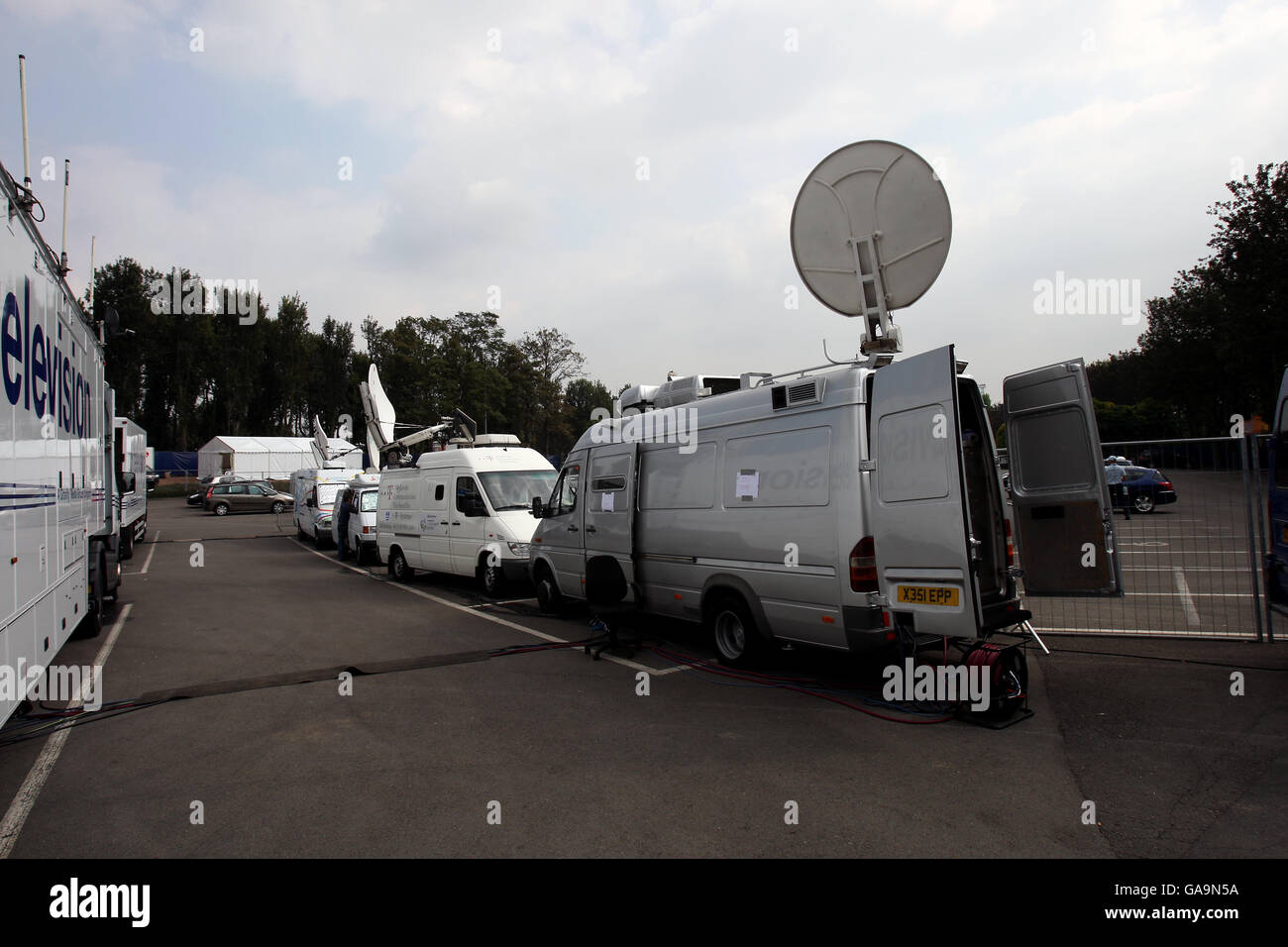 Veicoli per trasmissioni televisive. SIS link furgoni fuori dallo Stade Felix Bollaert Foto Stock