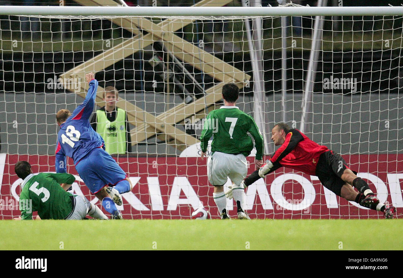 Keith Gillespie (al centro) dell'Irlanda del Nord segna un gol durante la partita di qualificazione del Campionato europeo UEFA allo stadio di Laugardalsvollur, Reykjava'k. Foto Stock