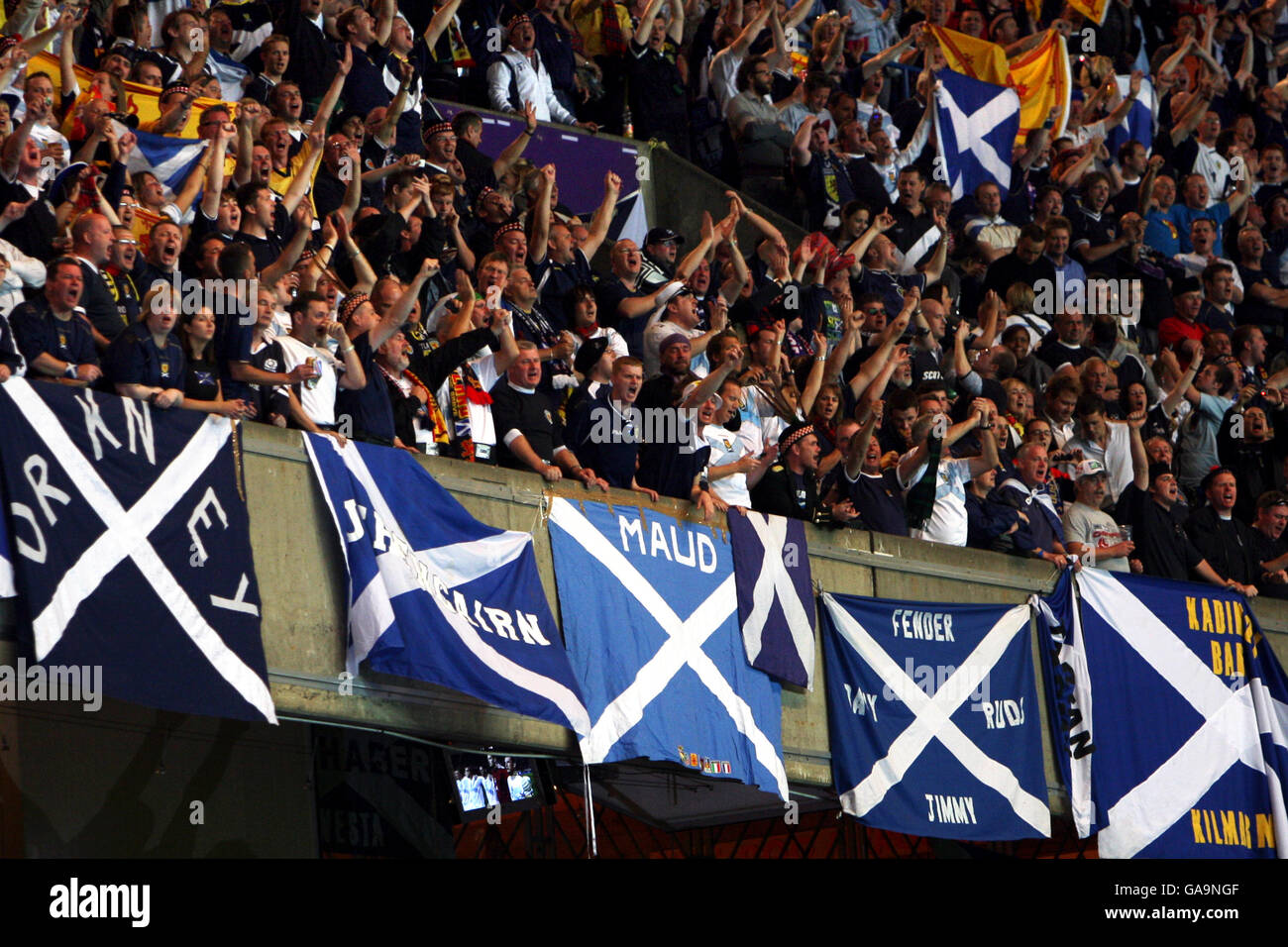 Tifosi scozzesi durante la partita di qualificazione del Campionato europeo UEFA al Park des Princes di Parigi. Foto Stock