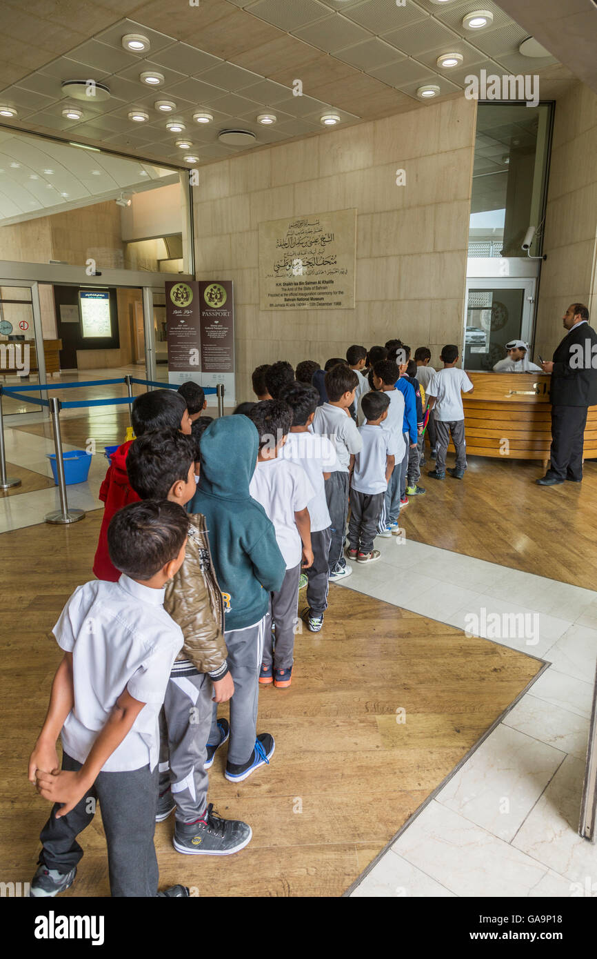 Coda di scolari presso il Museo Nazionale del Bahrain Foto Stock